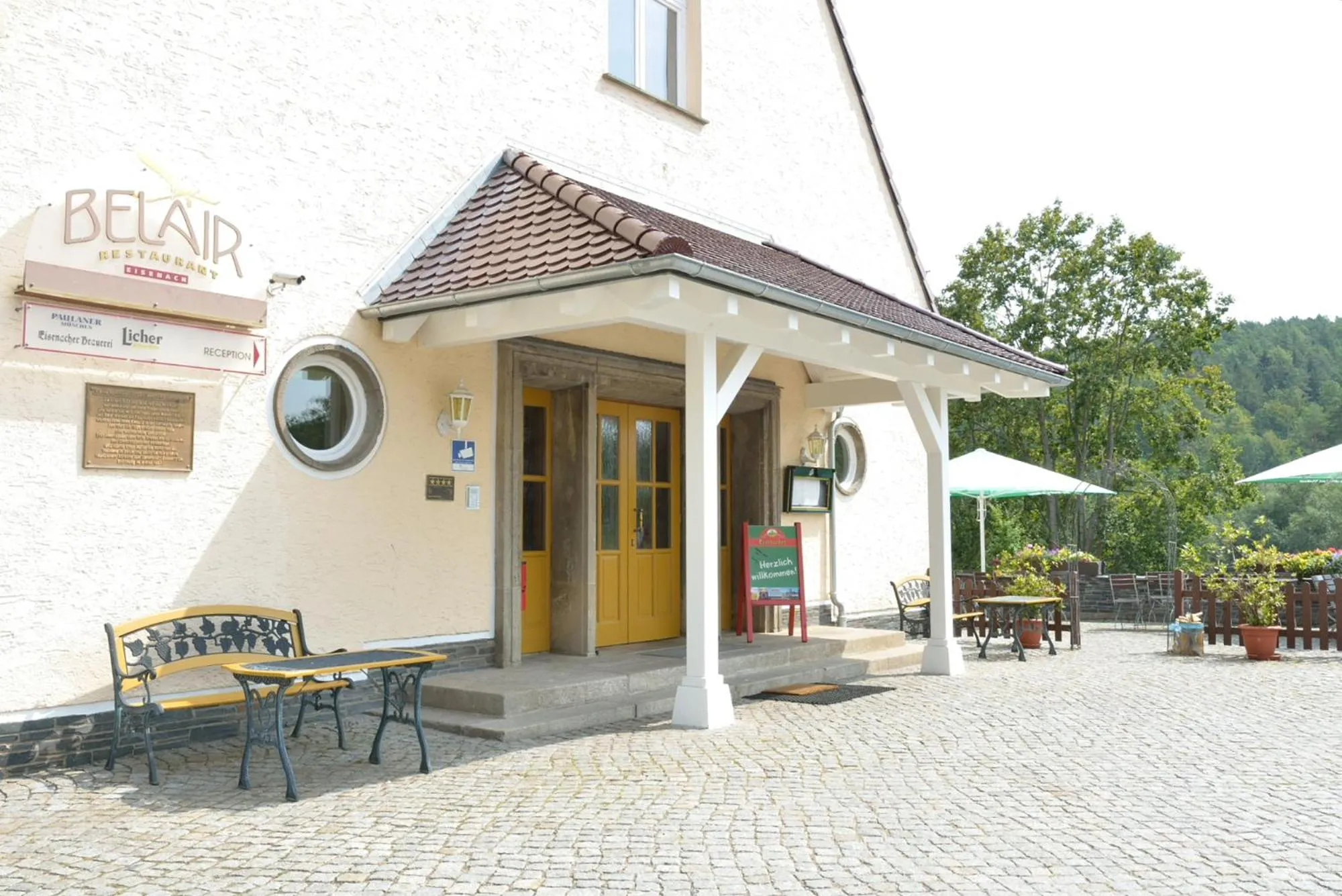 Facade/entrance in Land- und Golfhotel Alte Fliegerschule