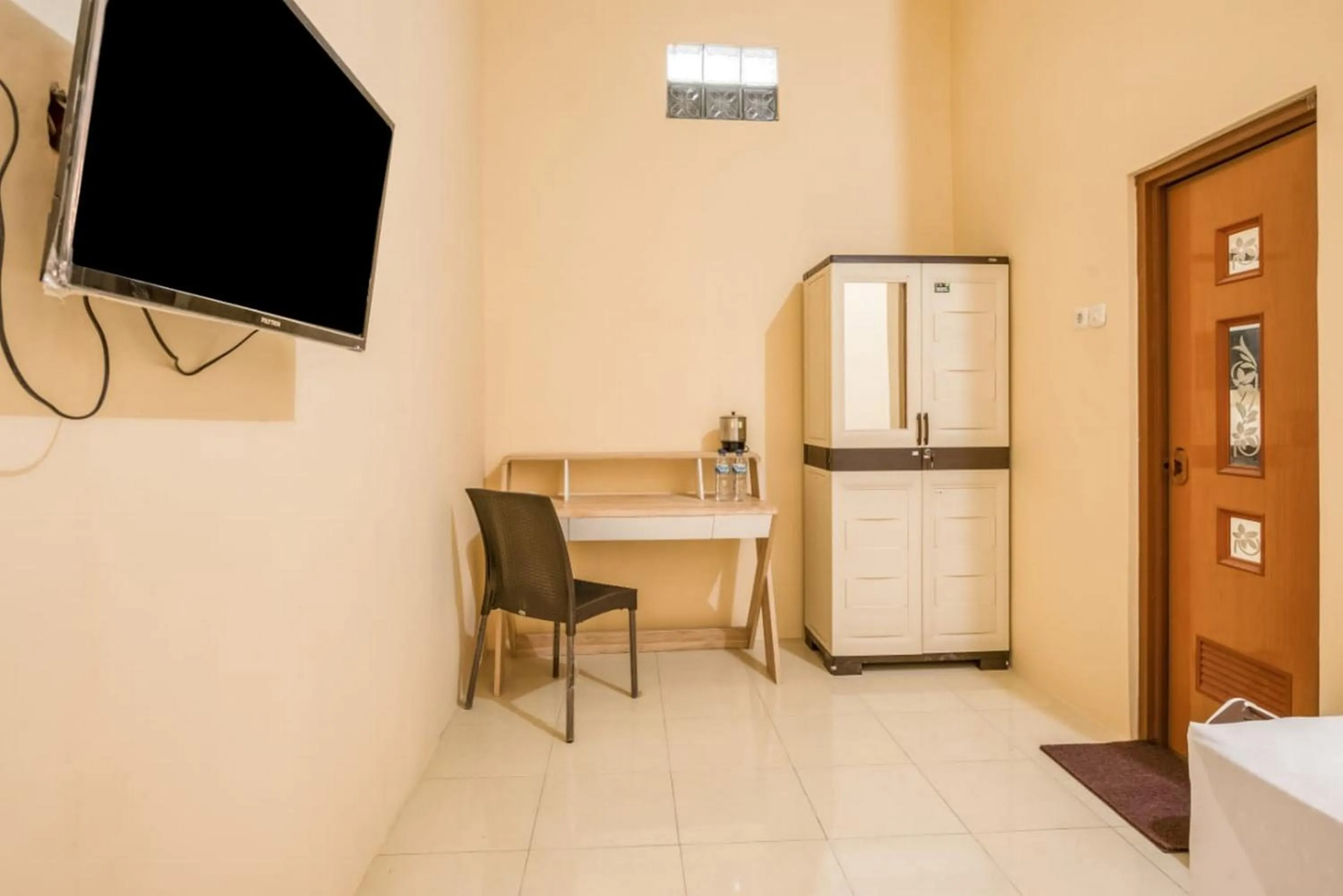 TV and multimedia in RedDoorz Syariah near Kebon Rojo Park Blitar