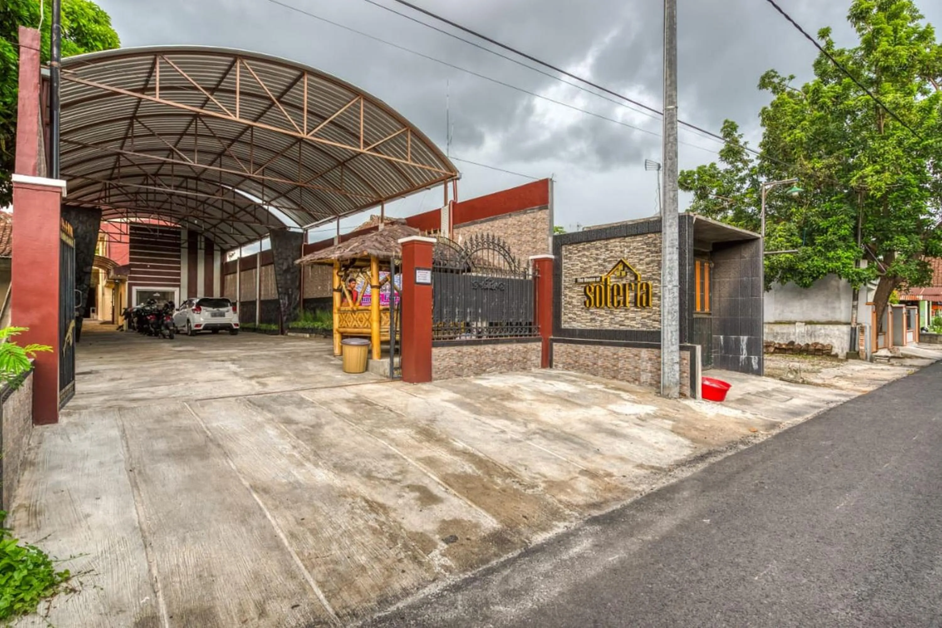 Facade/entrance in RedDoorz Syariah near Kebon Rojo Park Blitar