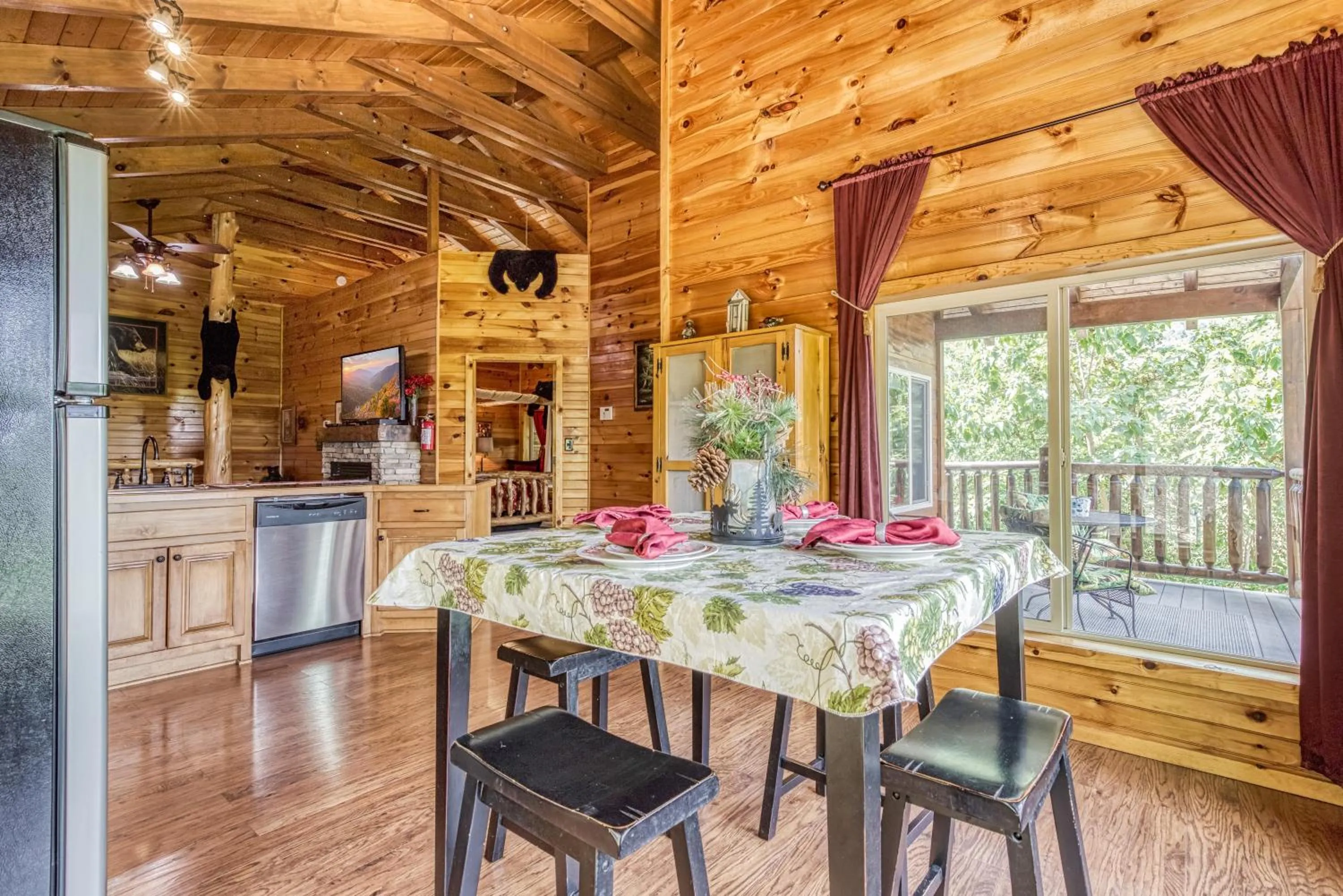 Bear Elegance - Theater Room, Secluded, Heart Shaped Tub!!!