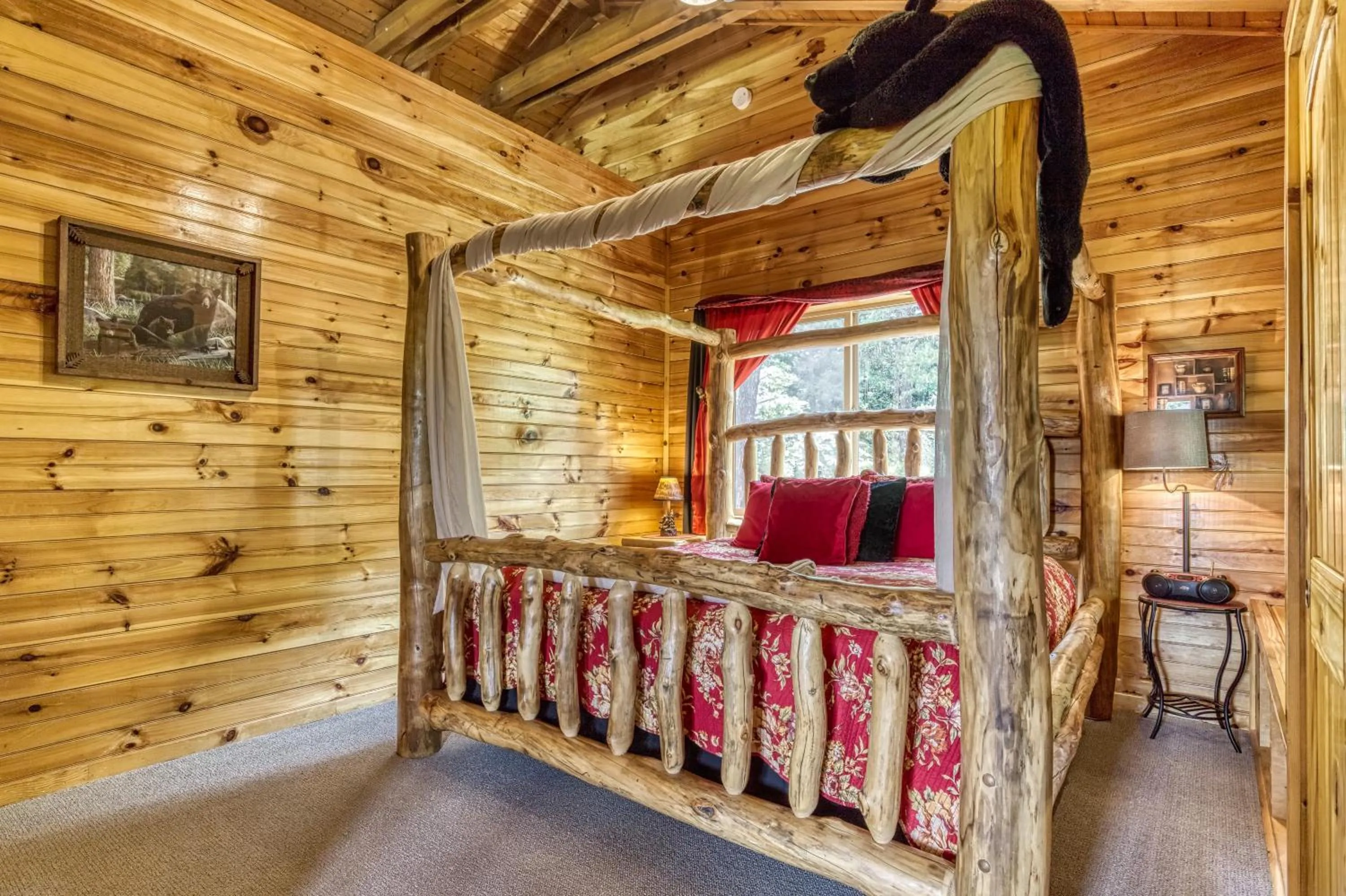 Bed in Bear Elegance - Theater Room, Secluded, Heart Shaped Tub!!!