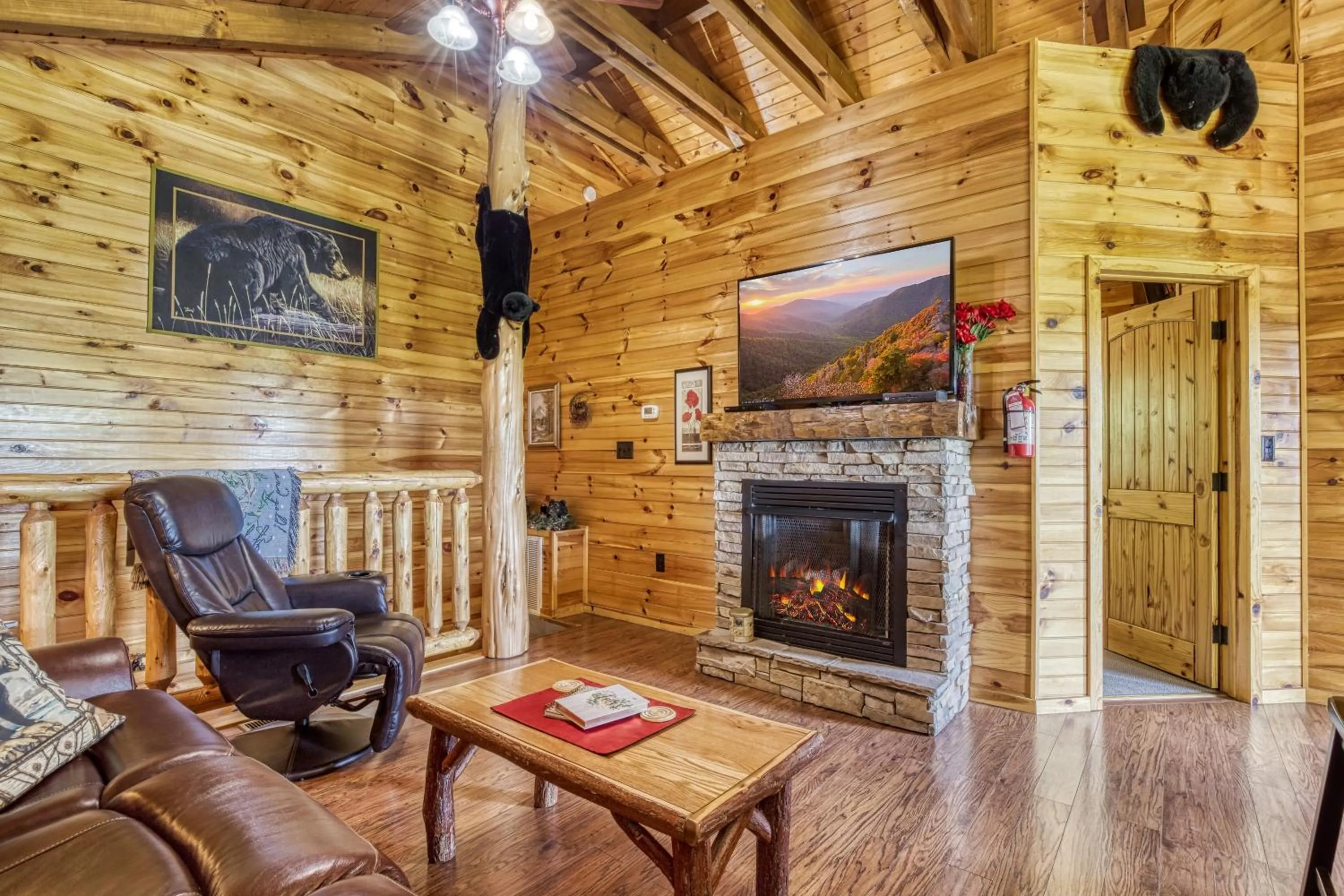 Bear Elegance - Theater Room, Secluded, Heart Shaped Tub!!!