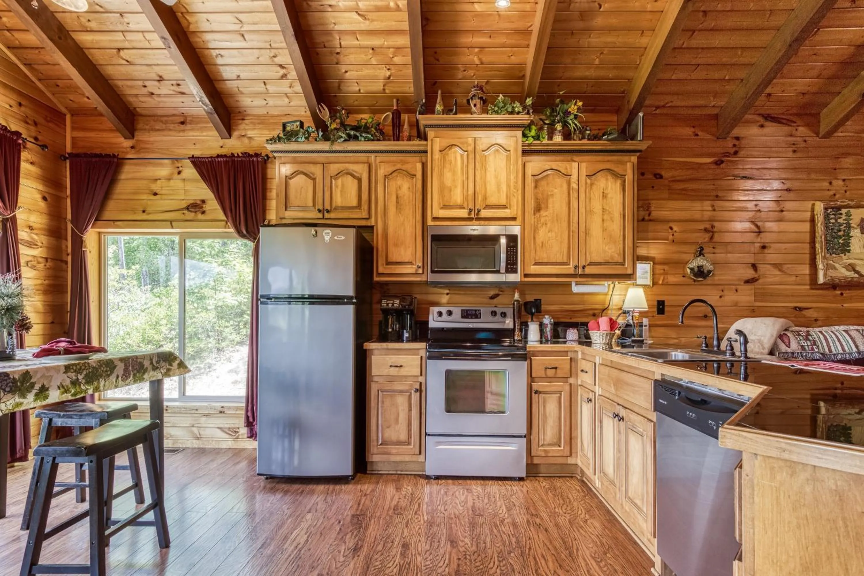 Bear Elegance - Theater Room, Secluded, Heart Shaped Tub!!!