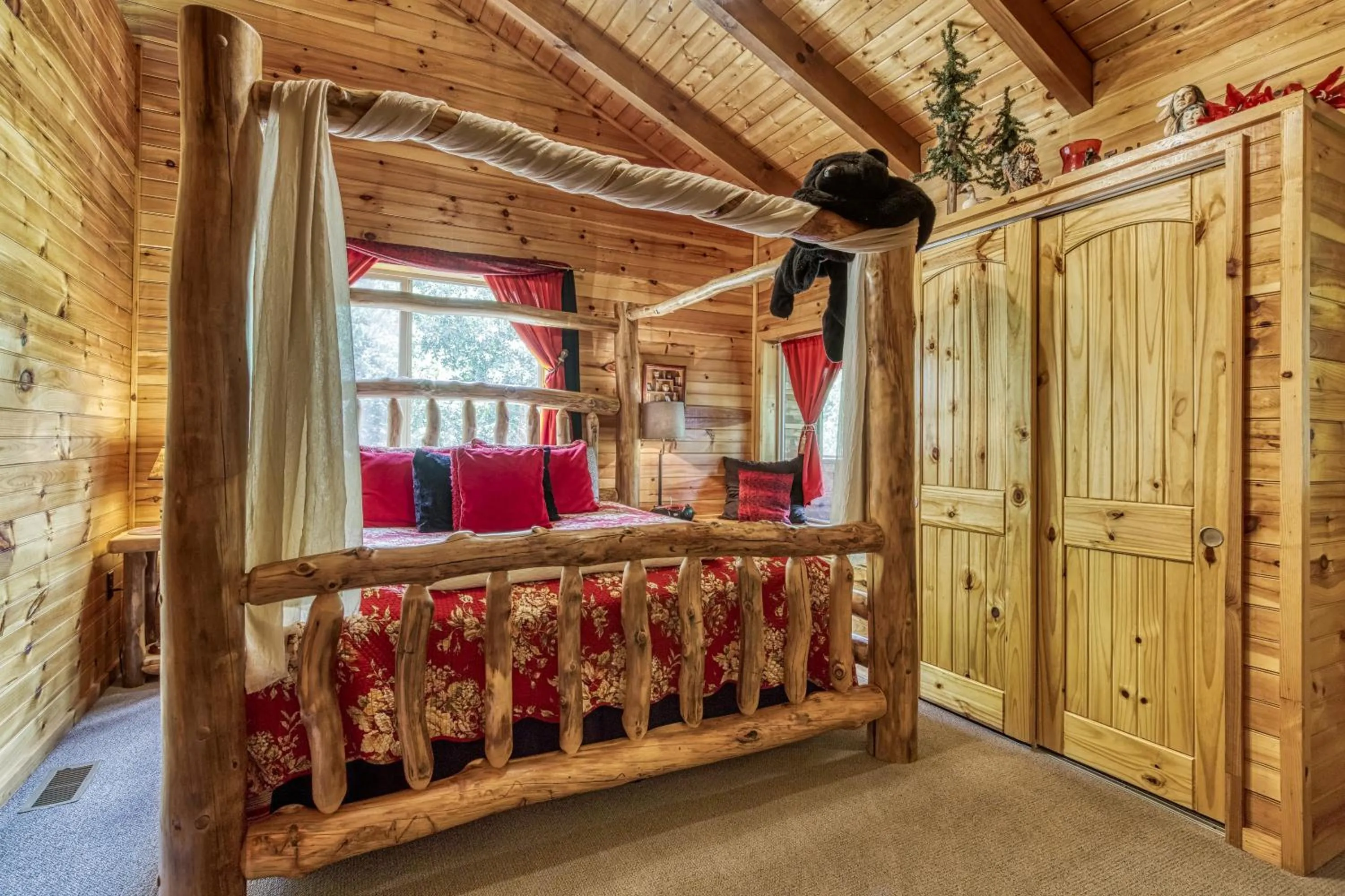 Bed in Bear Elegance - Theater Room, Secluded, Heart Shaped Tub!!!