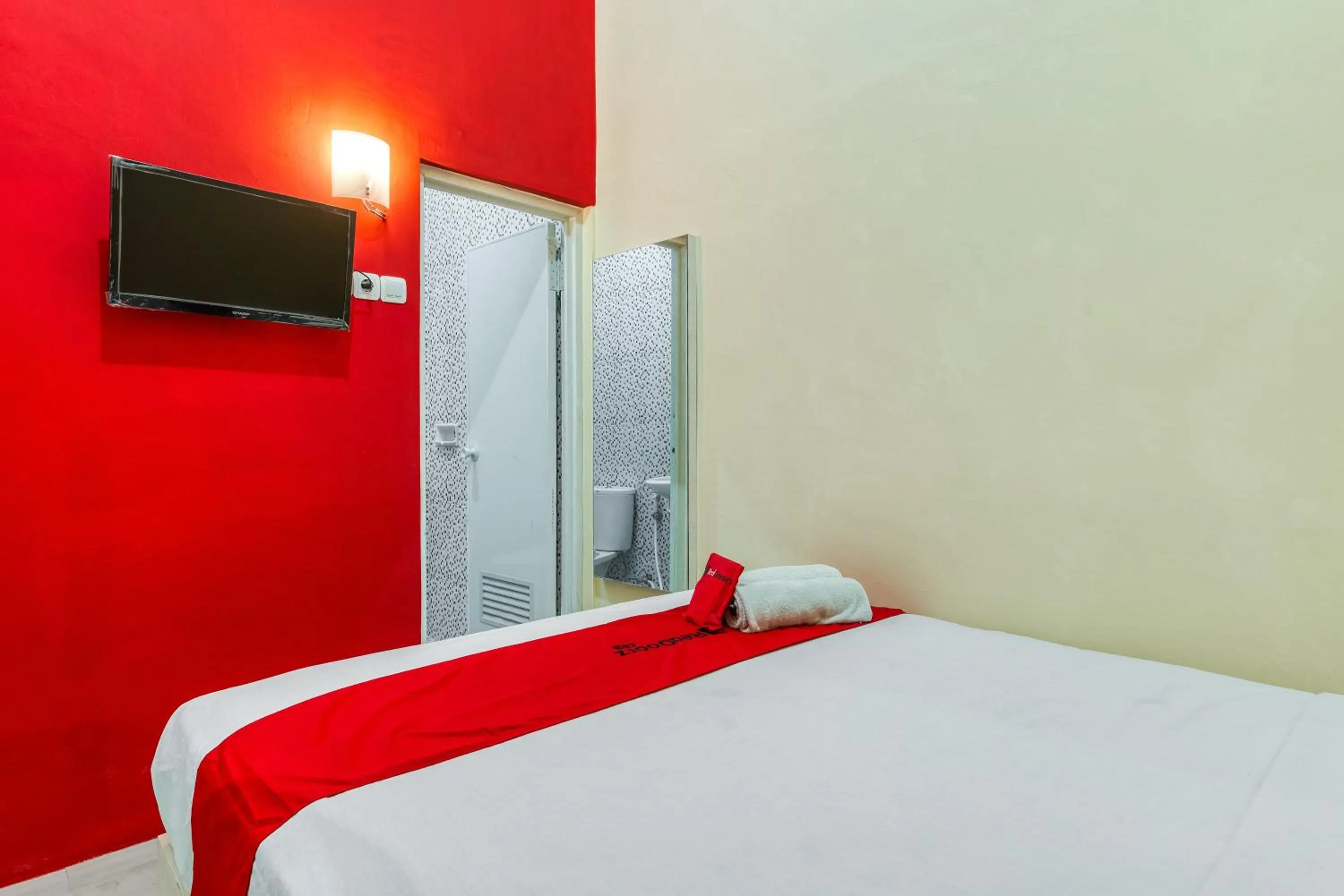 Bedroom, Bed in RedDoorz Syariah @ Kertomenanggal Surabaya