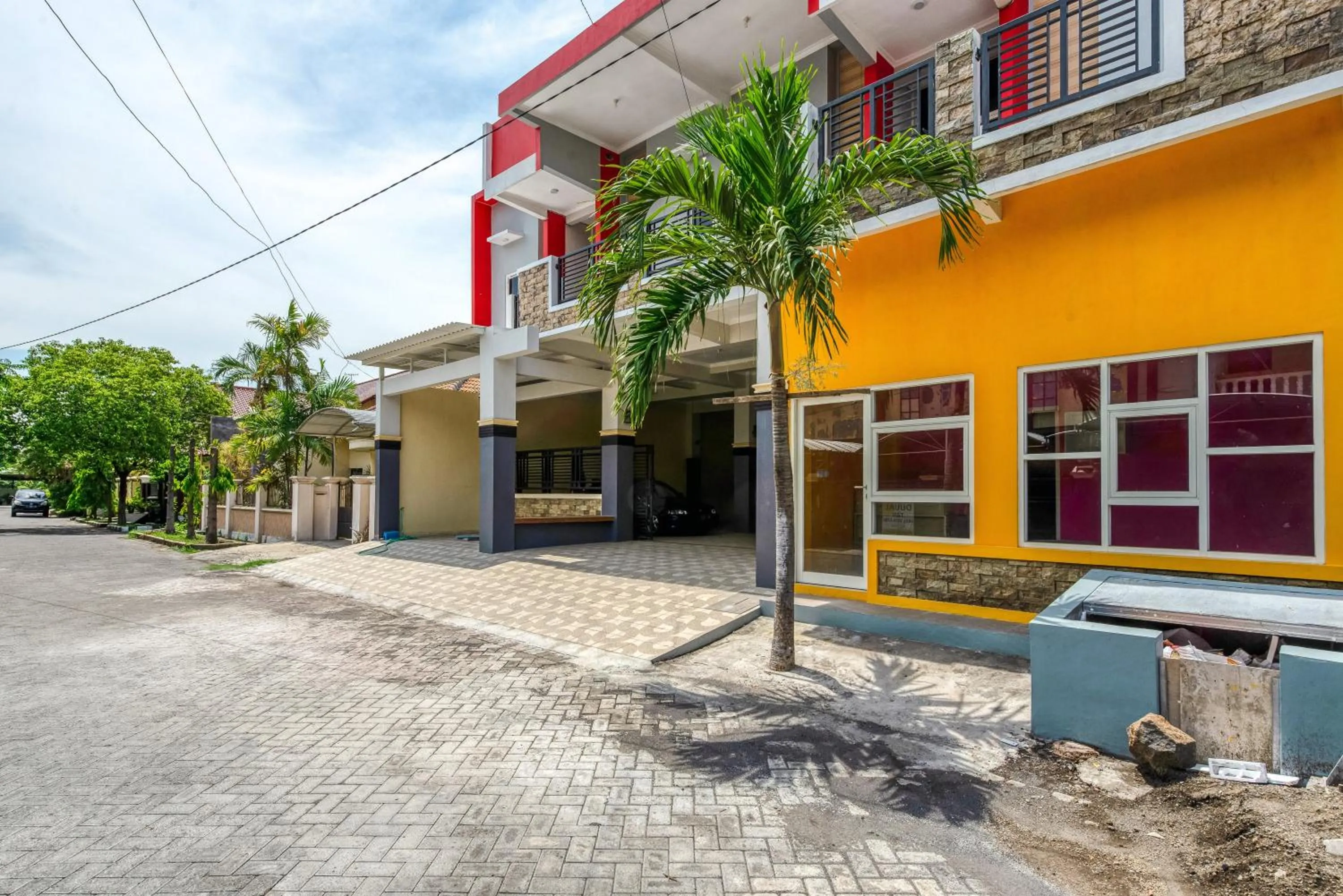 Facade/entrance in RedDoorz Syariah @ Kertomenanggal Surabaya