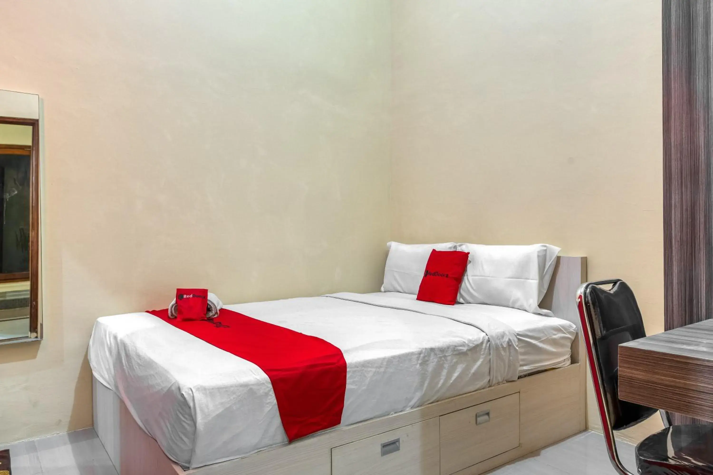 Bed in RedDoorz Syariah @ Kertomenanggal Surabaya Bed in RedDoorz Syariah @ Kertomenanggal Surabaya