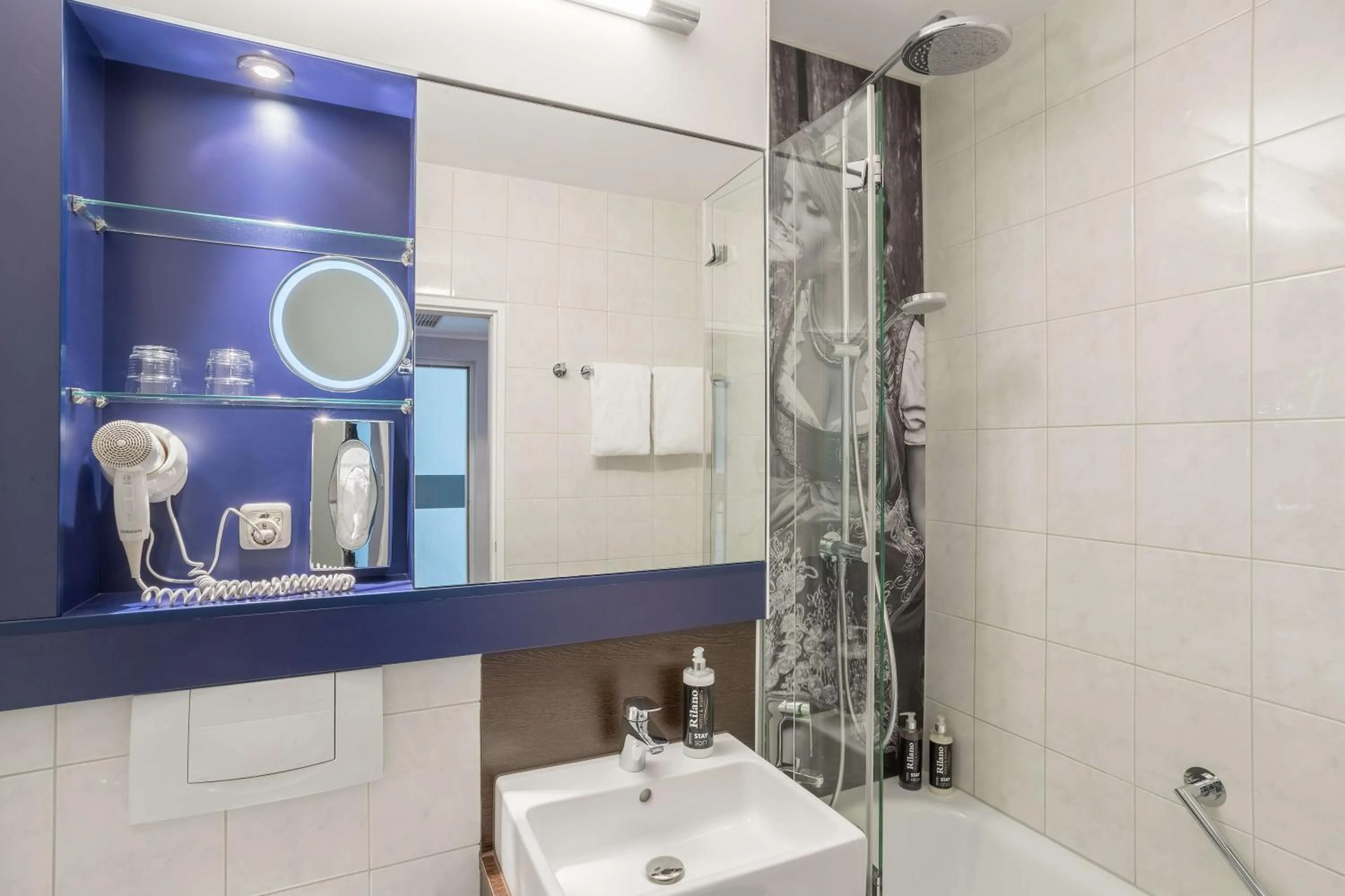 Bathroom in Rilano 24/7 Hotel München