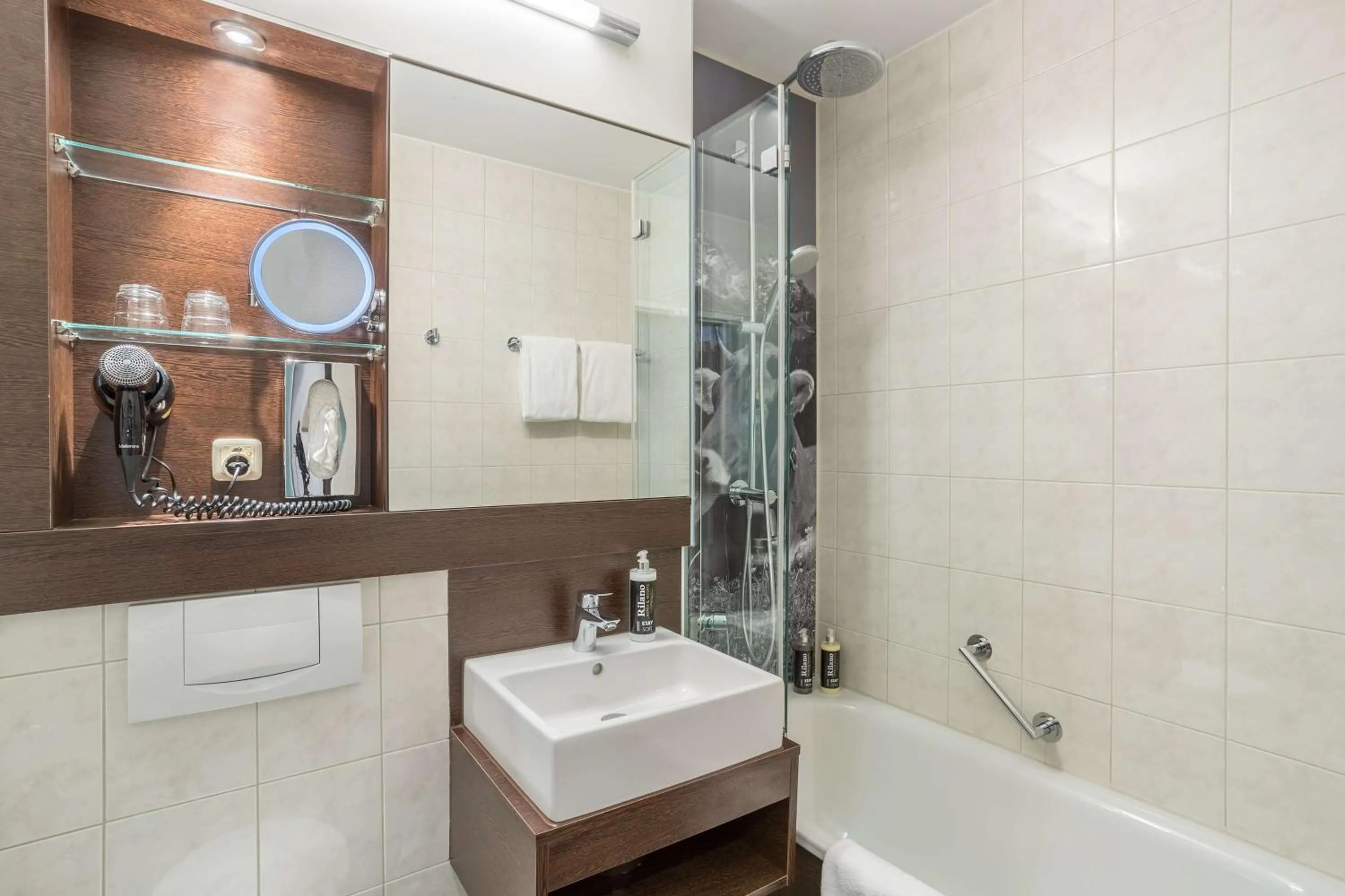 Bathroom in Rilano 24/7 Hotel München