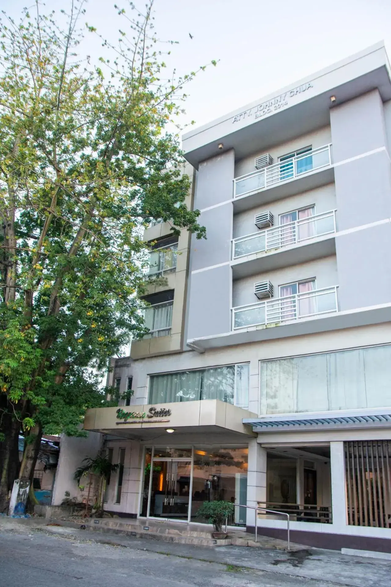 Facade/entrance in Negrense Suites Facade/entrance in Negrense Suites