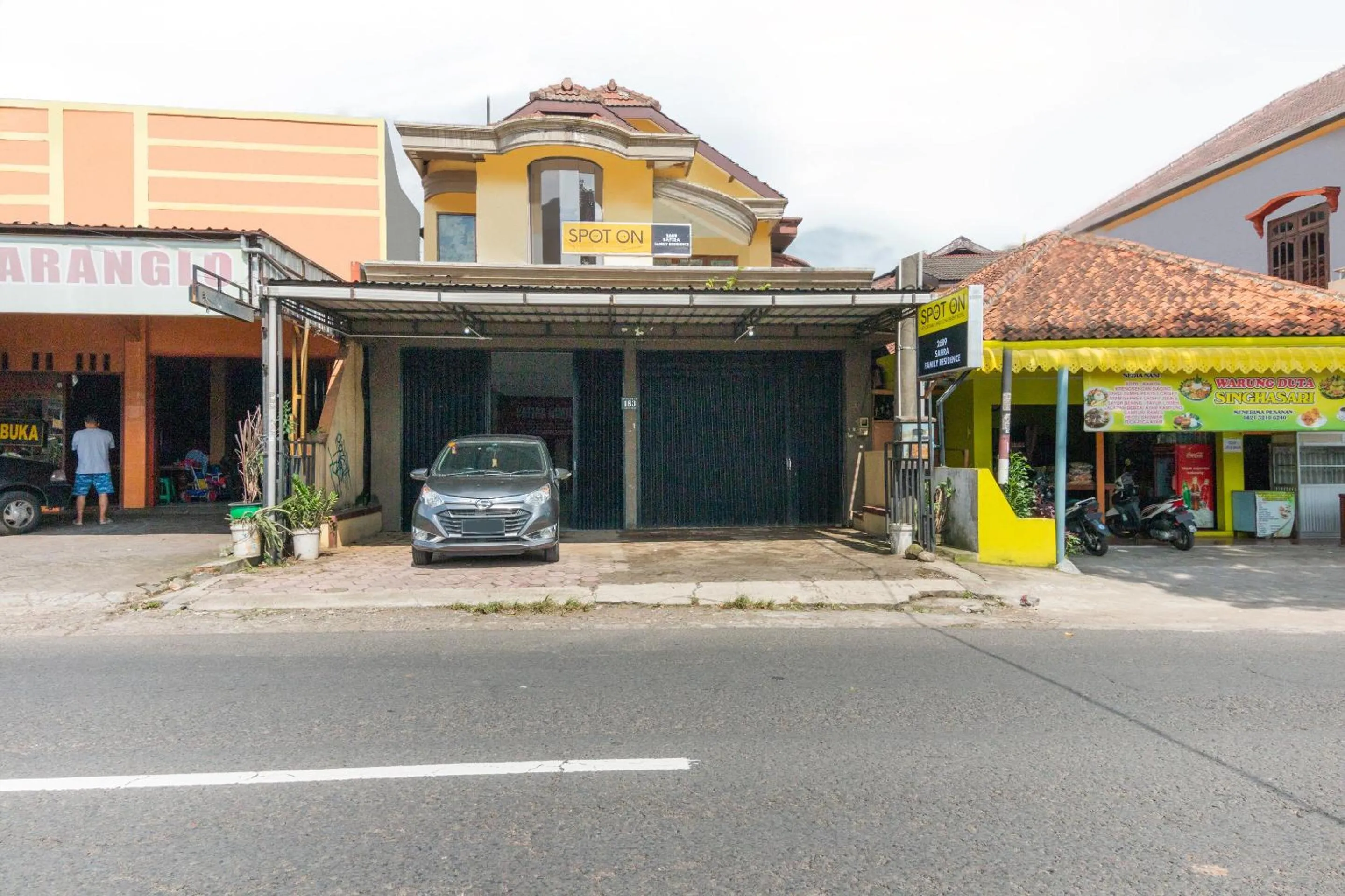 Facade/entrance in Hotel O Safira Family Residence Syariah