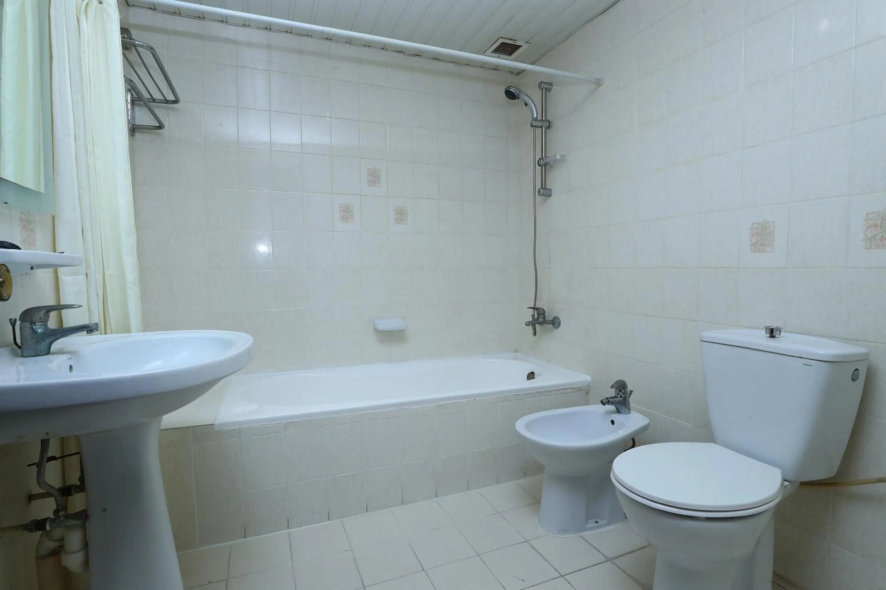 Bathroom in OYO 112 Semiramis Hotel