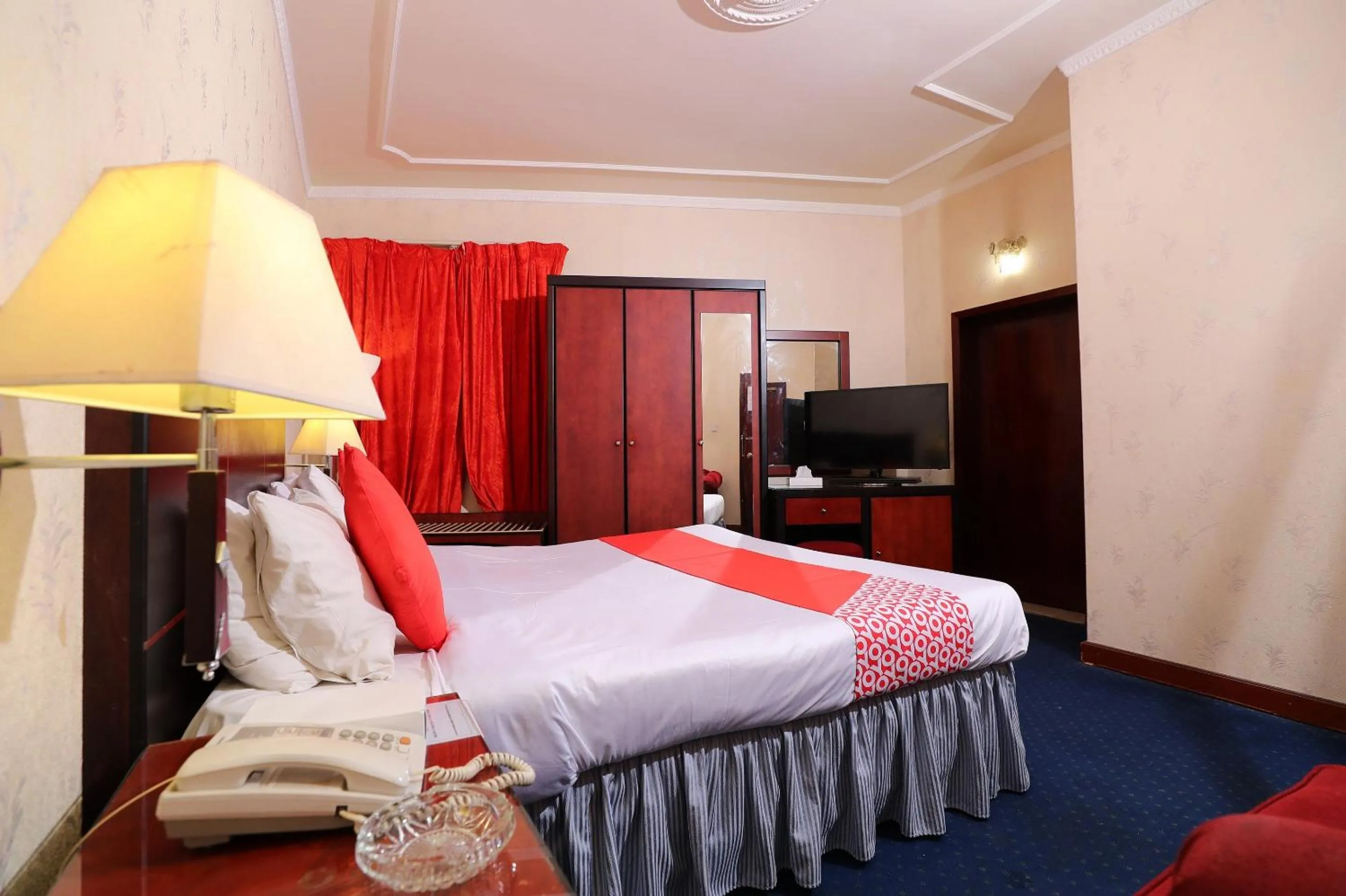 Bedroom, Bed in OYO 112 Semiramis Hotel