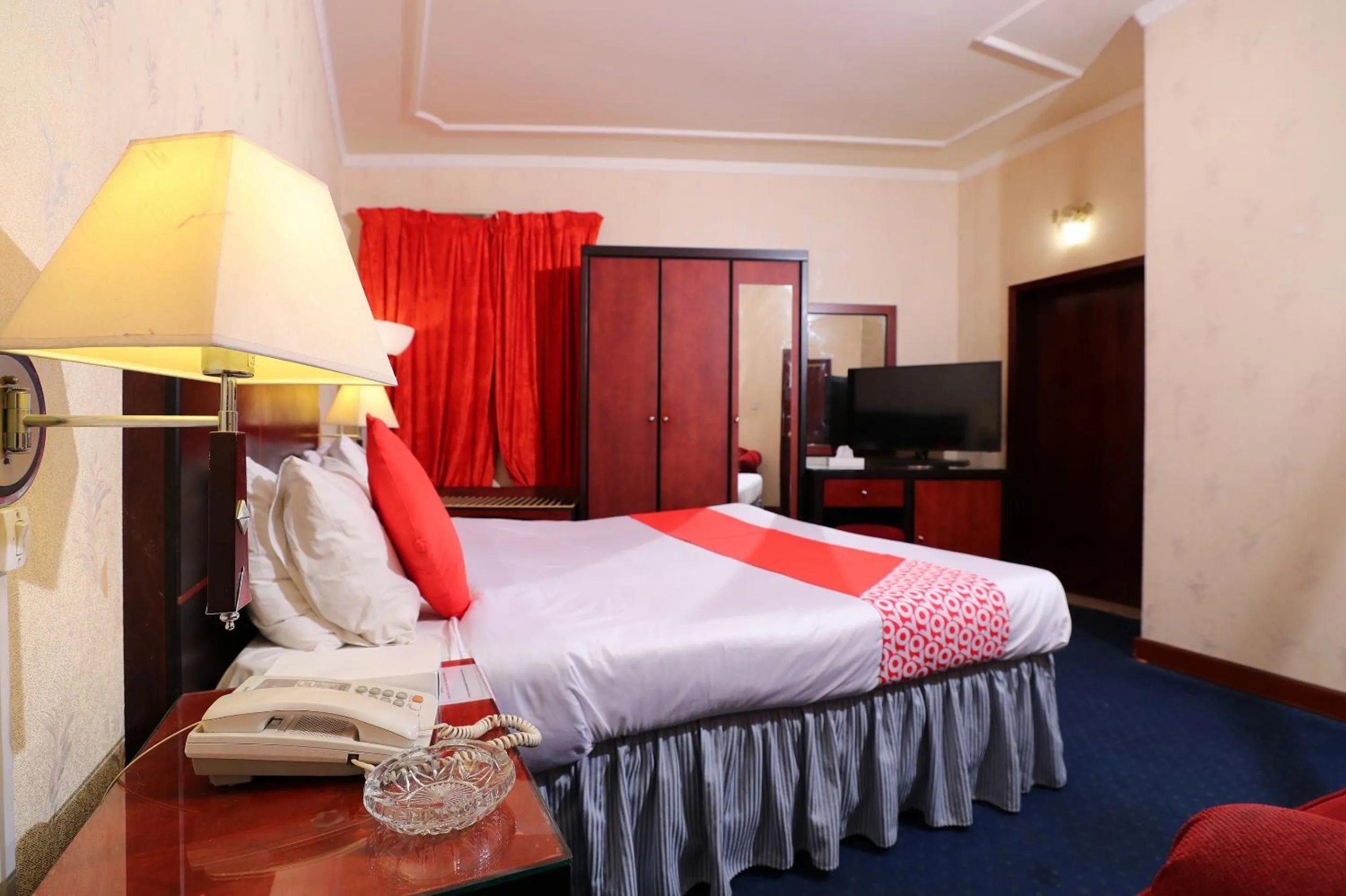 Bedroom, Bed in OYO 112 Semiramis Hotel