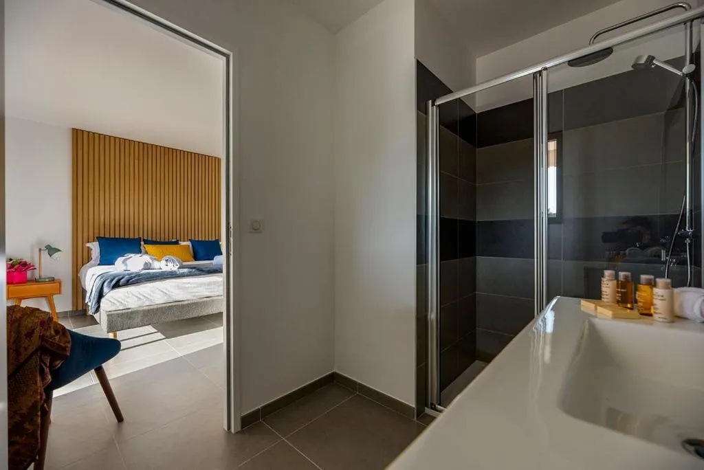 Shower, Bed in Hotel Calarossa Bay Resort