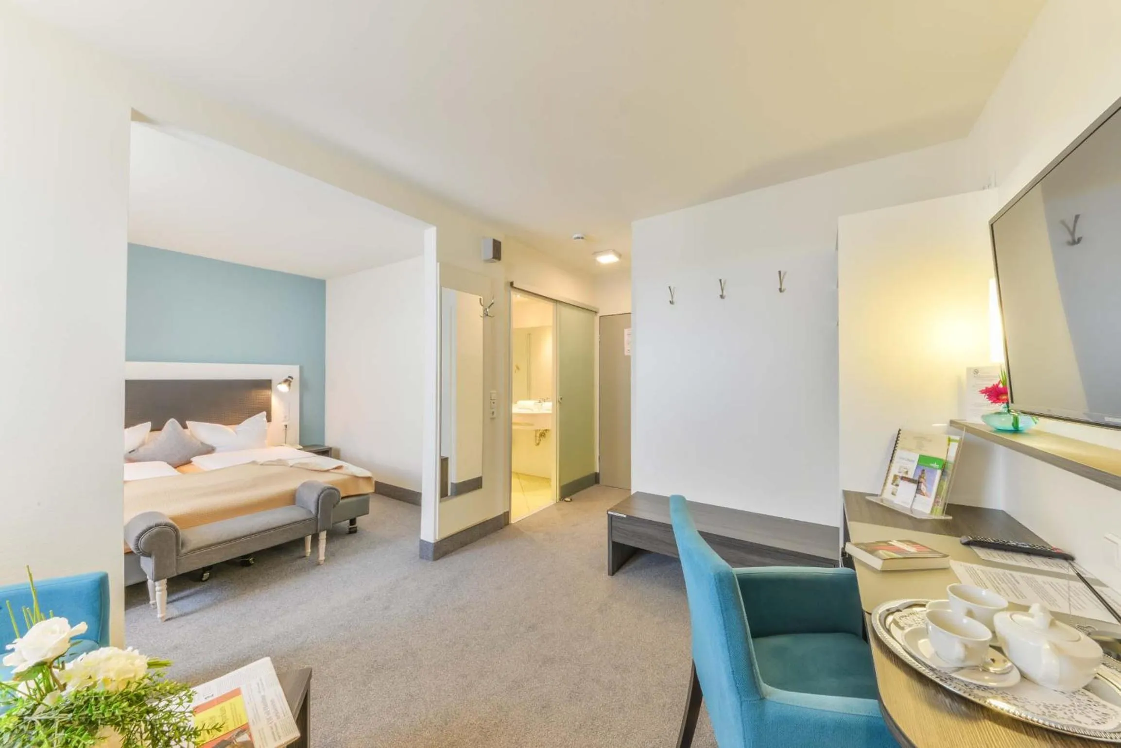 Photo of the whole room, Bed in ateckhotel Kirchheim/Teck