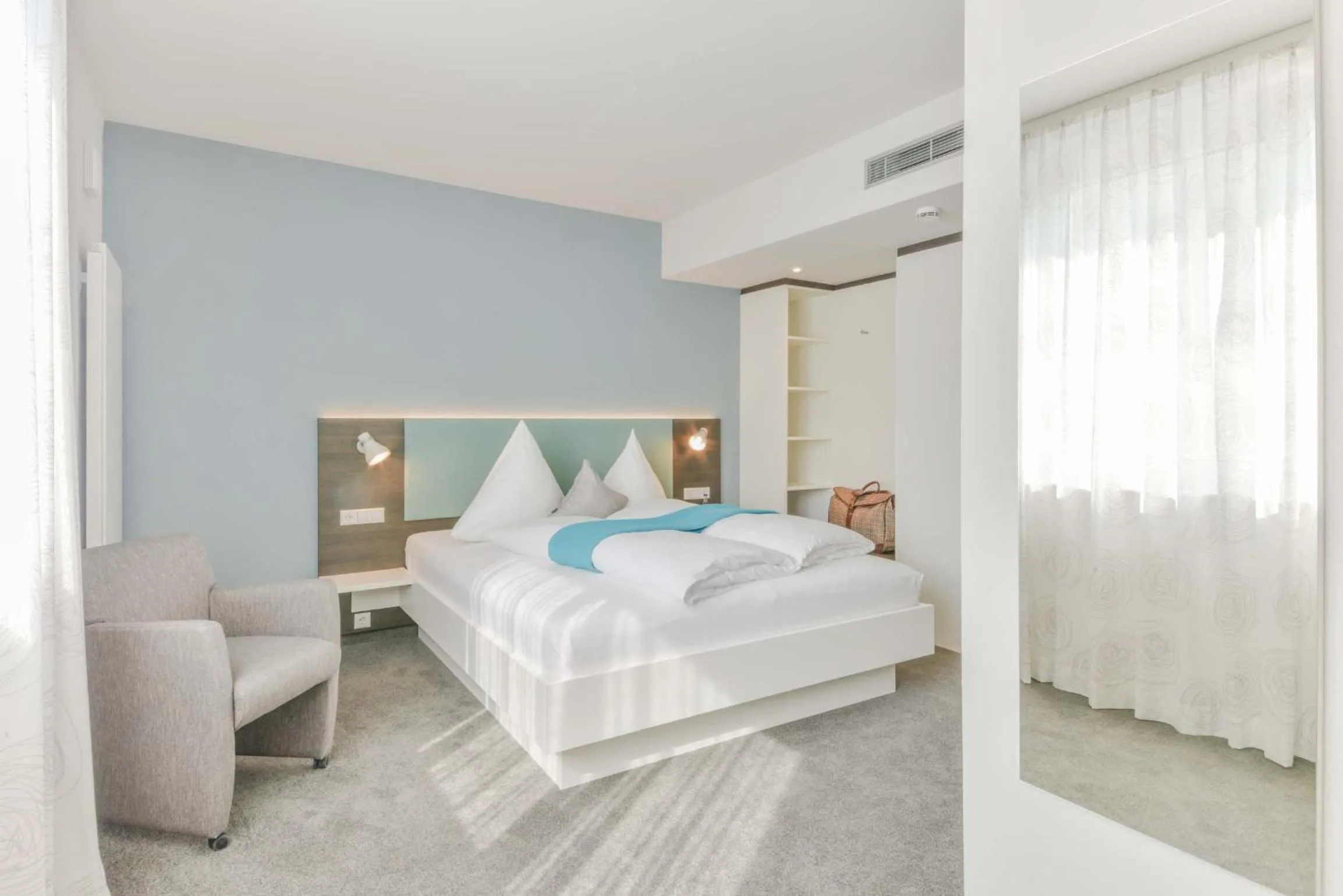 Photo of the whole room, Bed in ateckhotel Kirchheim/Teck