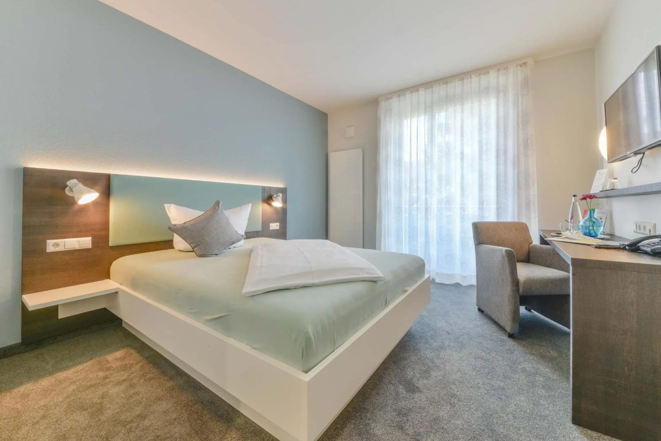Photo of the whole room, Bed in ateckhotel Kirchheim/Teck