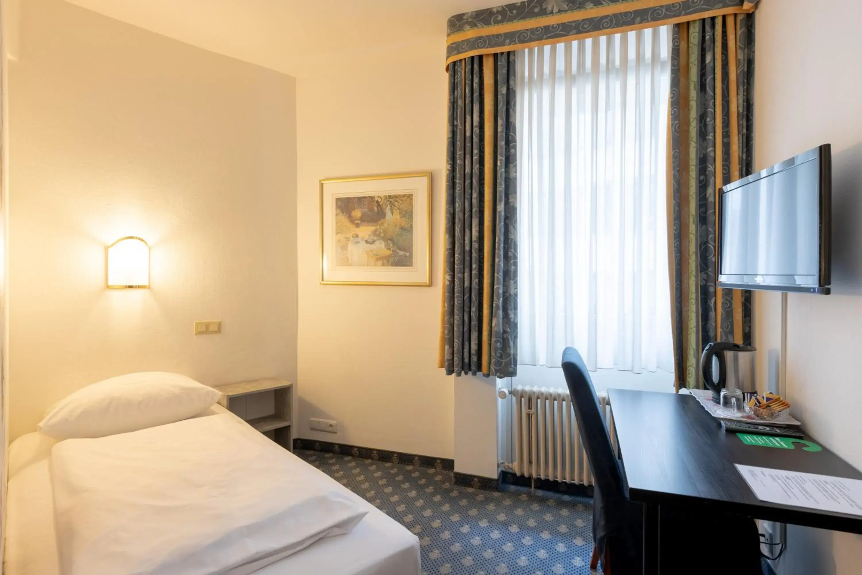 Photo of the whole room, Bed in Hotel Königshof The Arthouse Photo of the whole room, Bed in Hotel Königshof The Arthouse