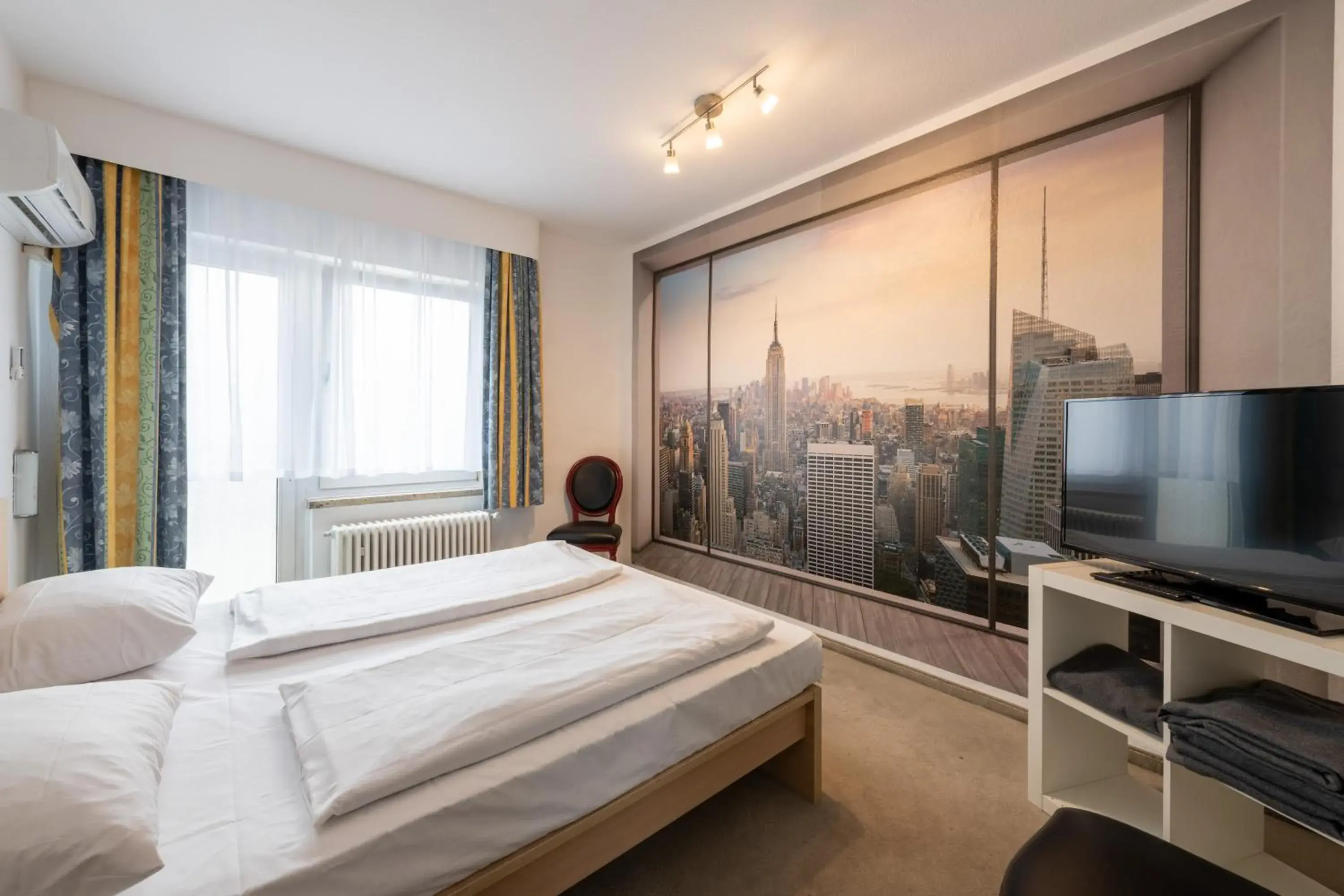 Bedroom, Bed in Hotel Königshof The Arthouse Bedroom, Bed in Hotel Königshof The Arthouse