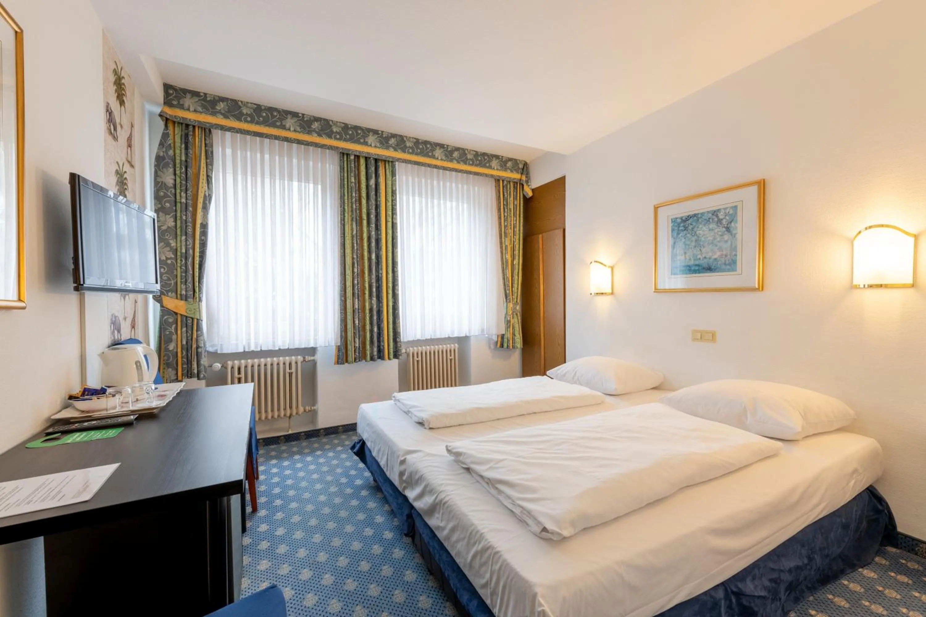 Photo of the whole room, Bed in Hotel Königshof The Arthouse