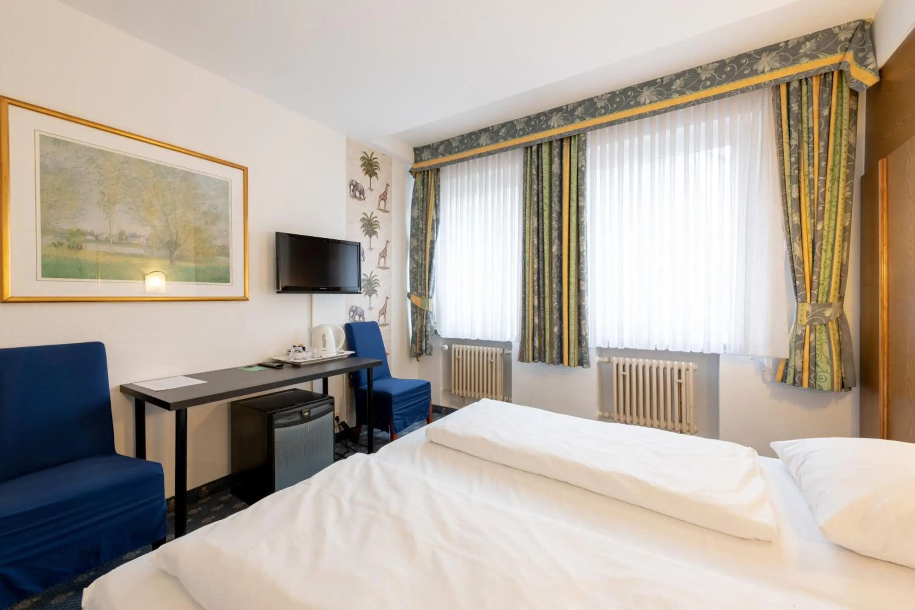 Photo of the whole room, Bed in Hotel Königshof The Arthouse Photo of the whole room, Bed in Hotel Königshof The Arthouse