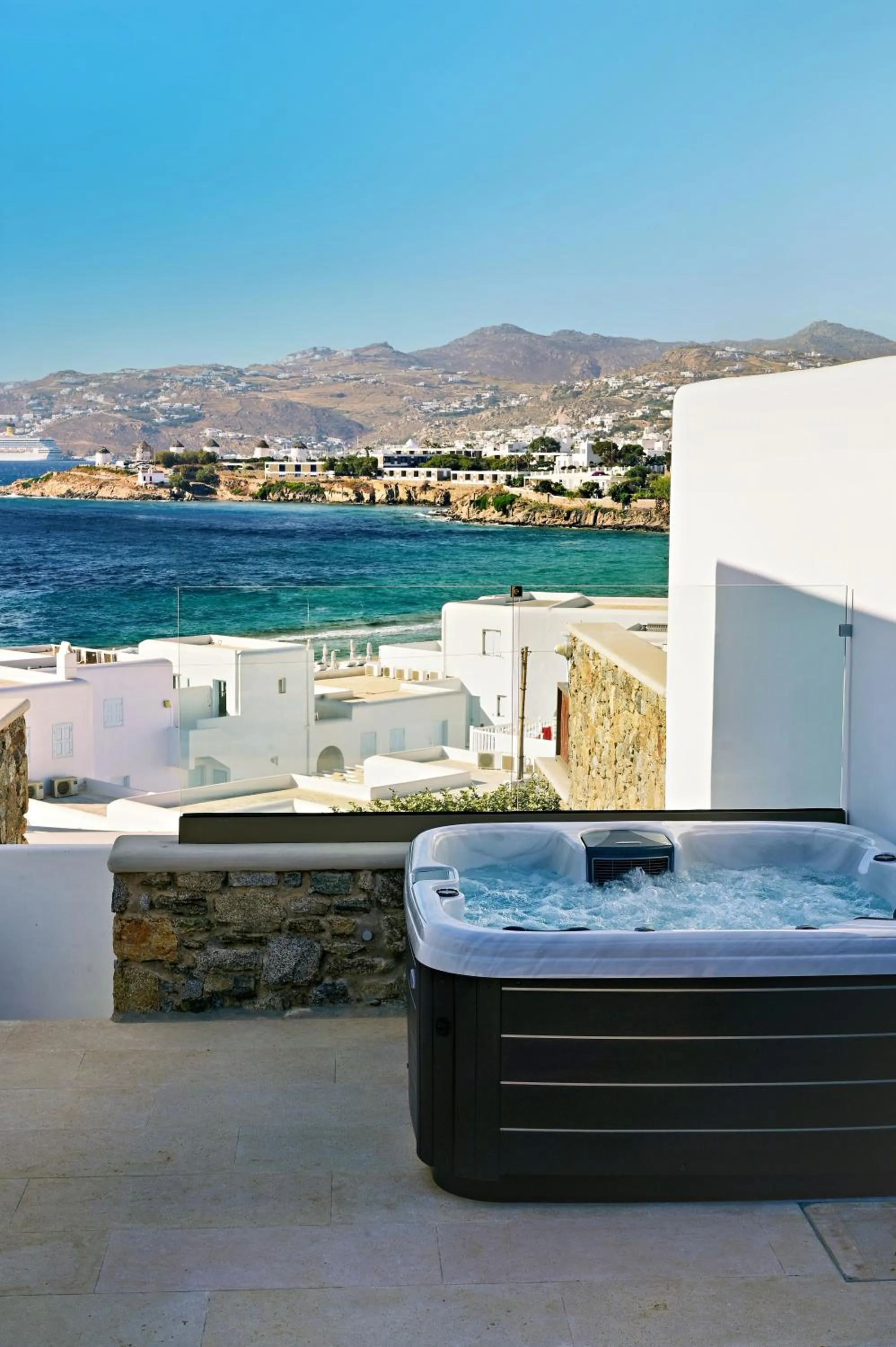 Hot Tub in Bonzoe Suites & Villas