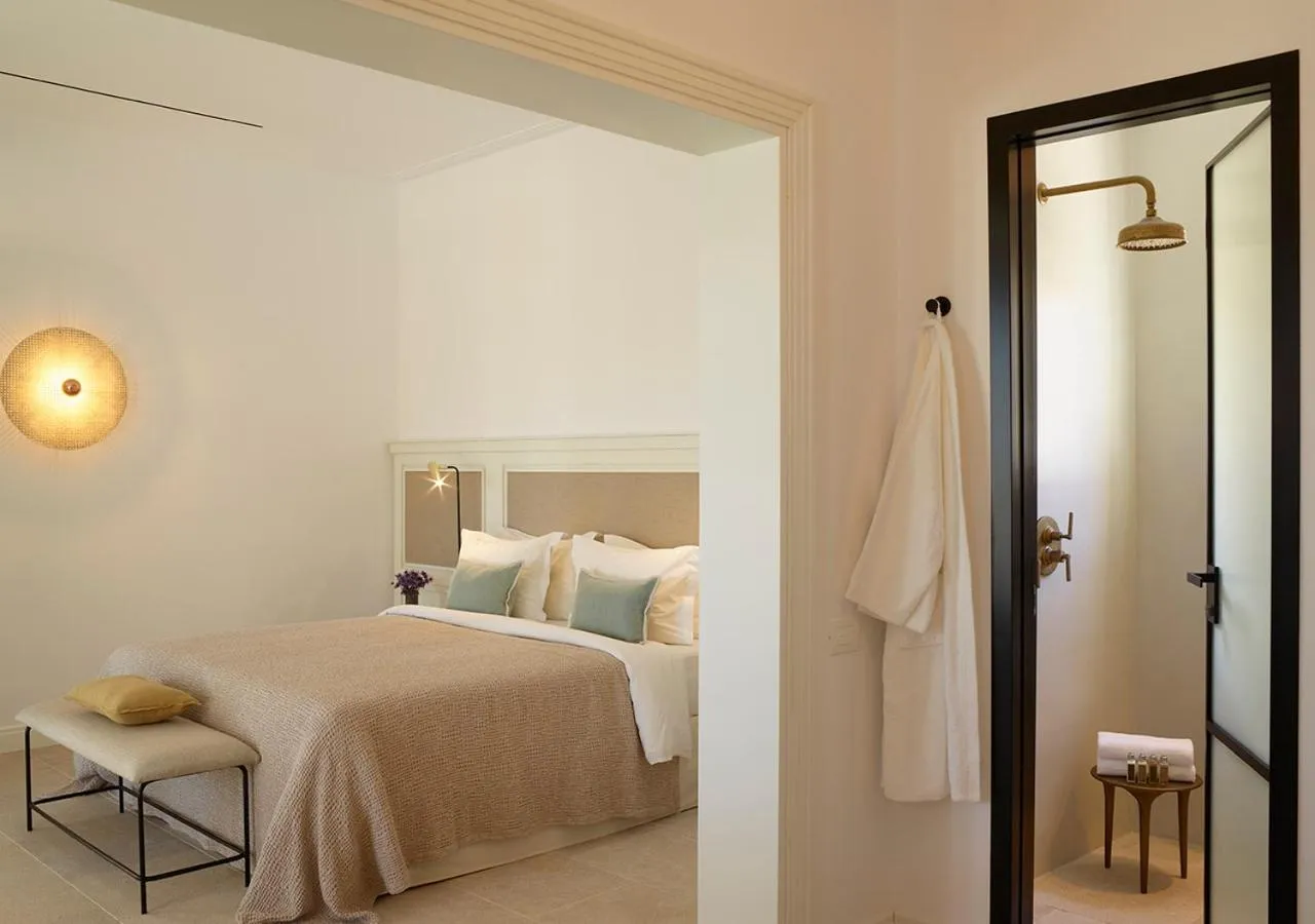 Bed in Bonzoe Suites & Villas