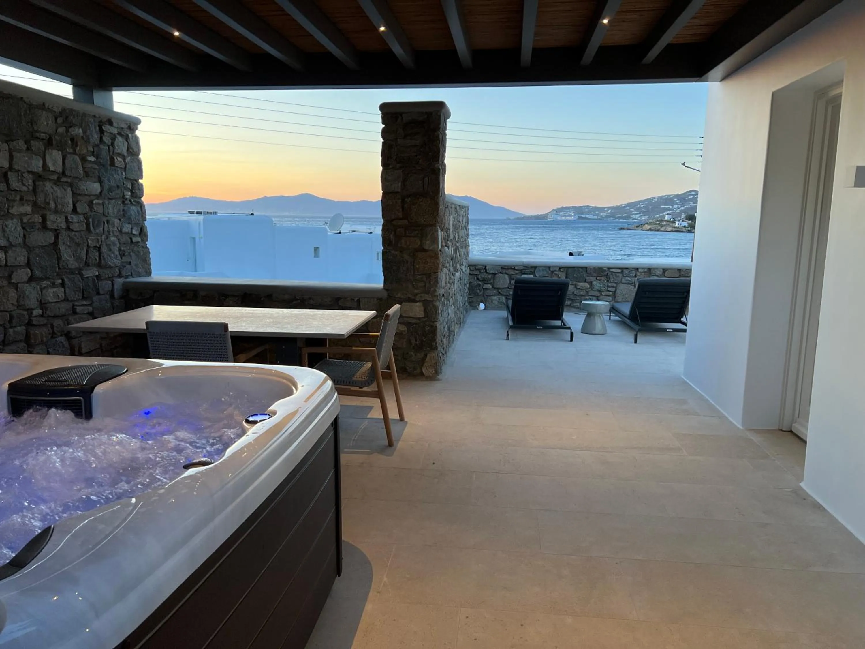Hot Tub in Bonzoe Suites & Villas