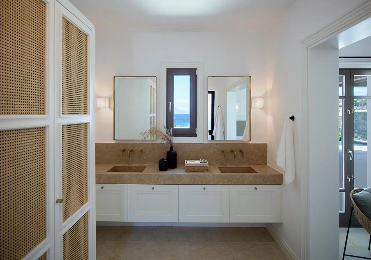Toilet in Bonzoe Suites & Villas