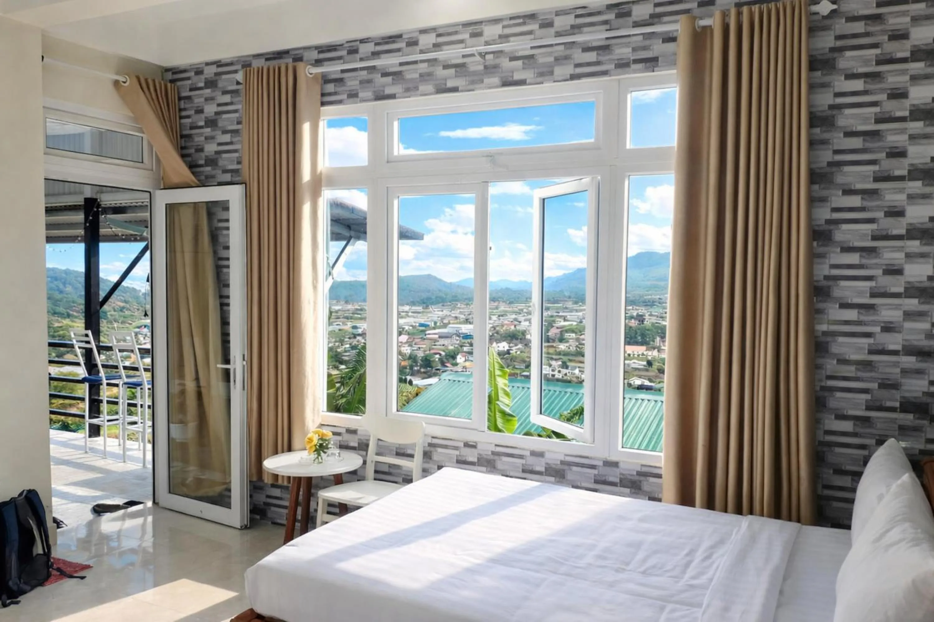 Bed in Da Lat Ngoi Sao Viet