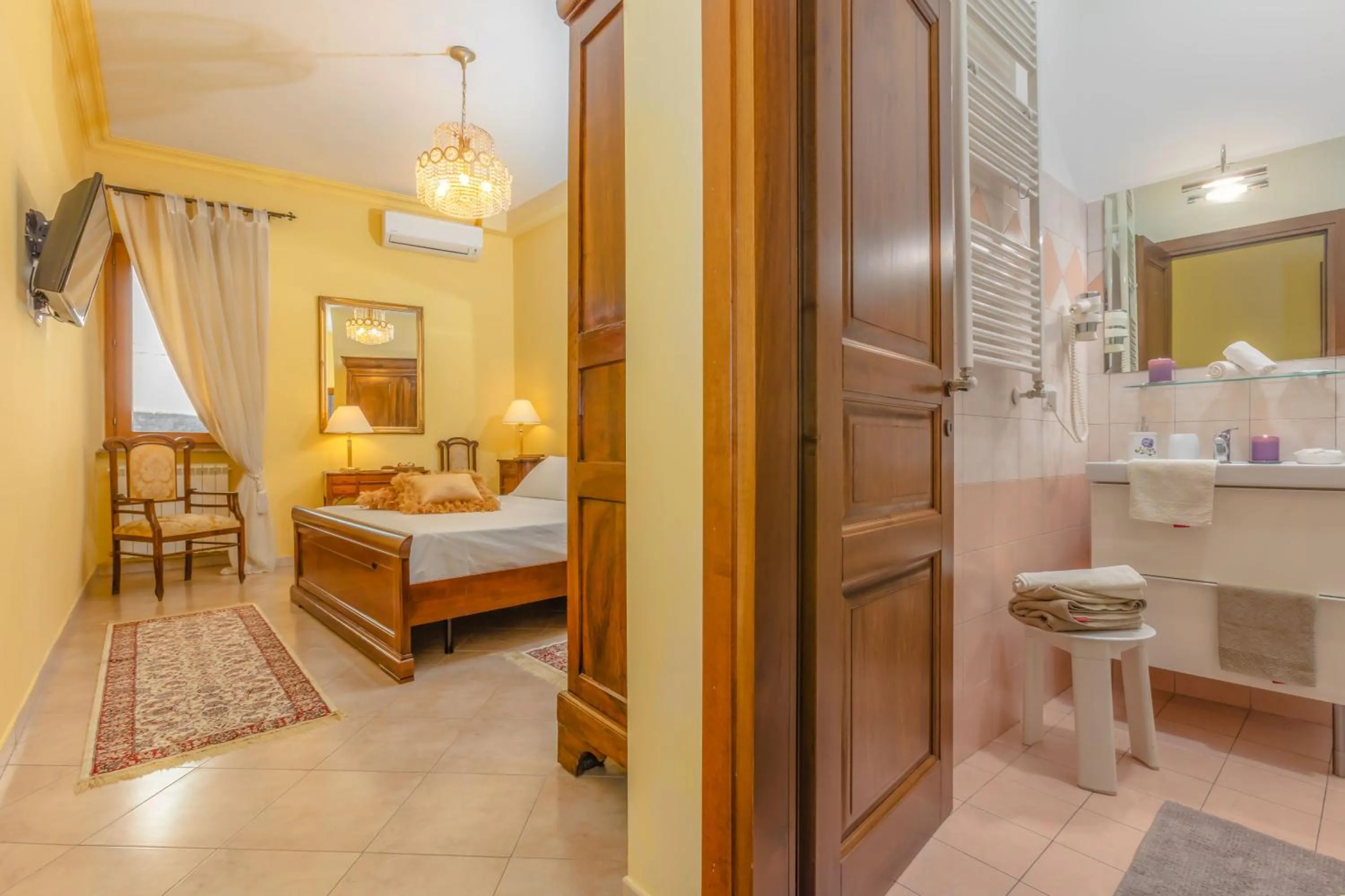 Deluxe Double Room with Private Bathroom in B & B La Fontaine Residenza D'Epoca