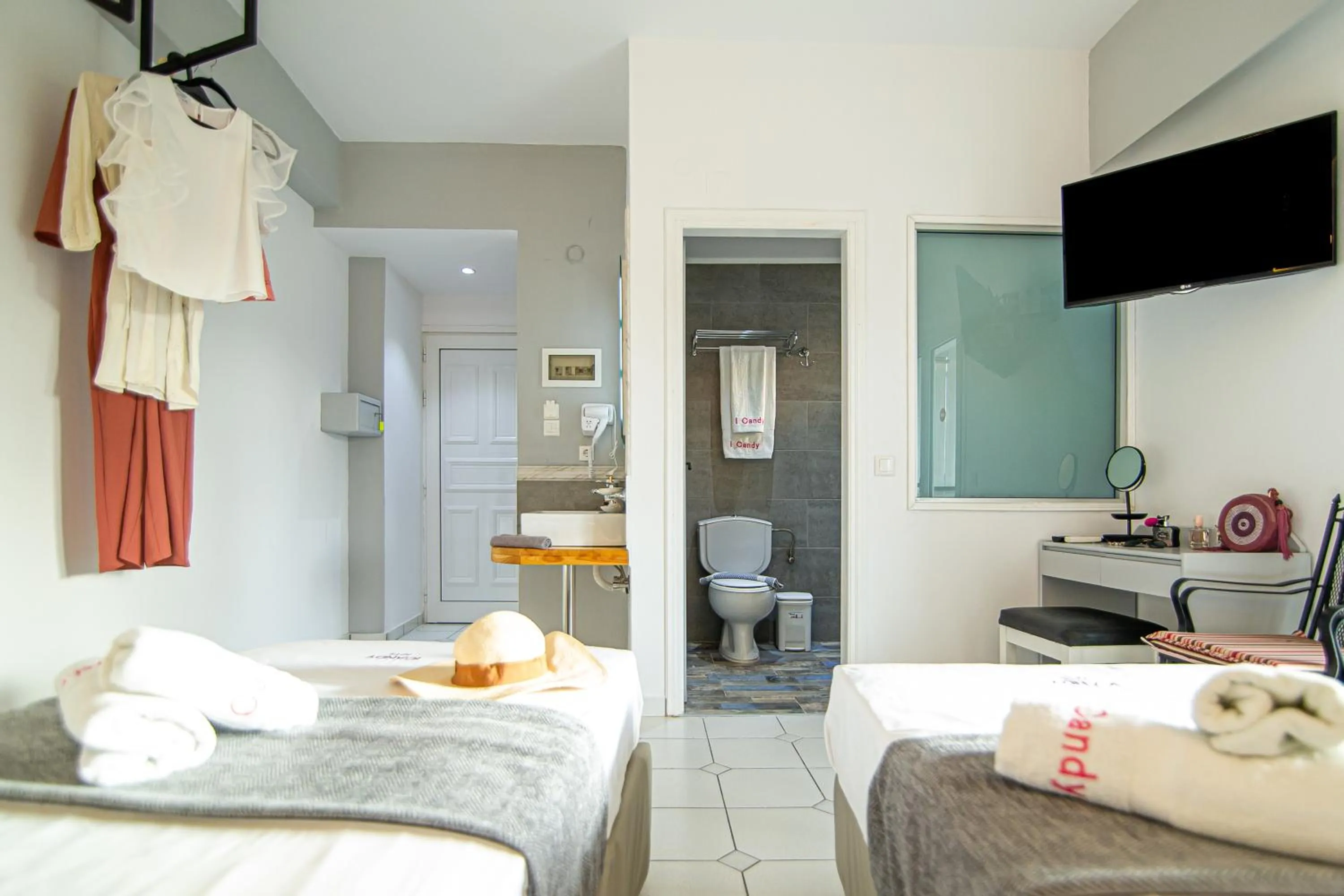 Photo of the whole room, Bed in ICandy Sol