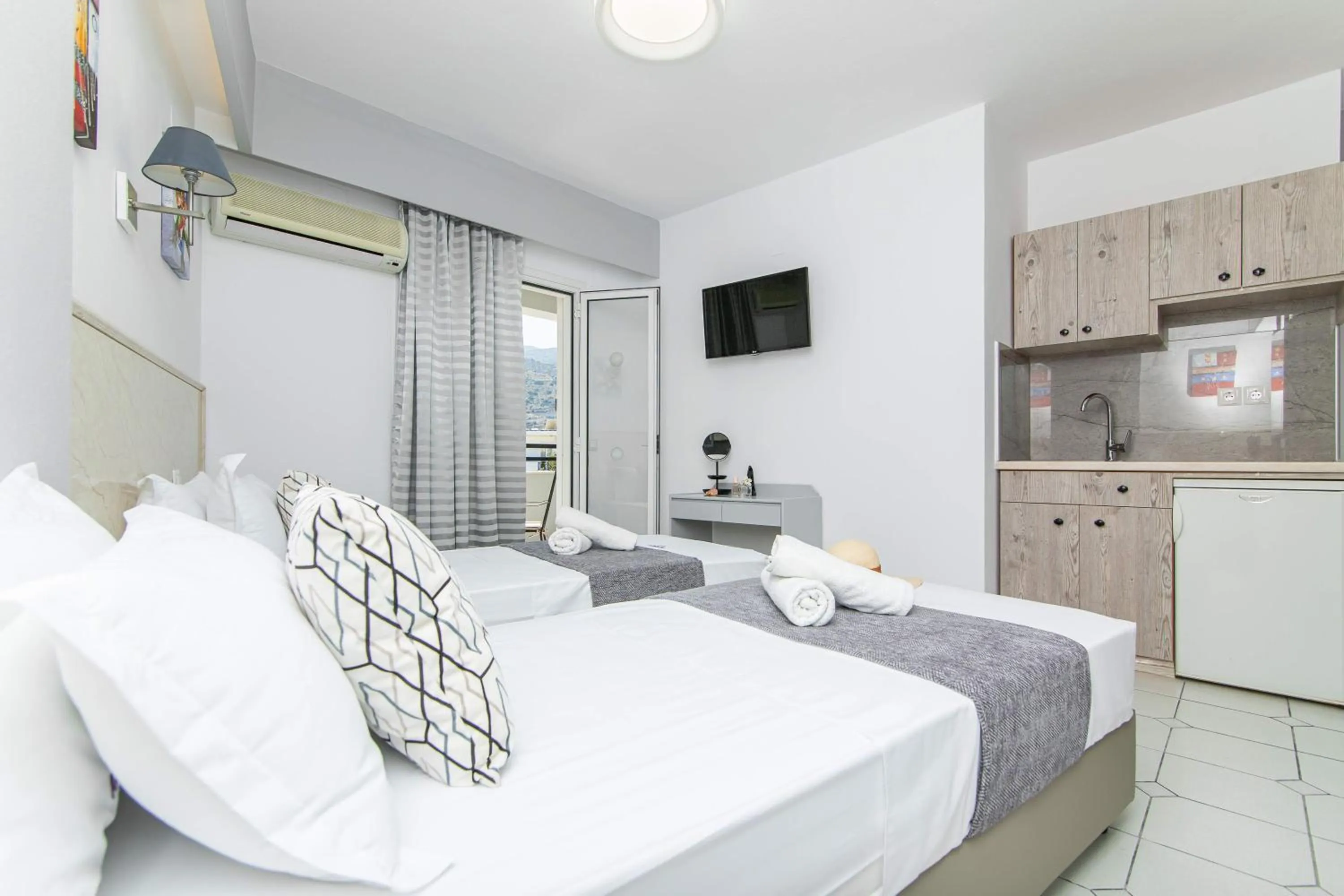 Photo of the whole room, Bed in ICandy Sol