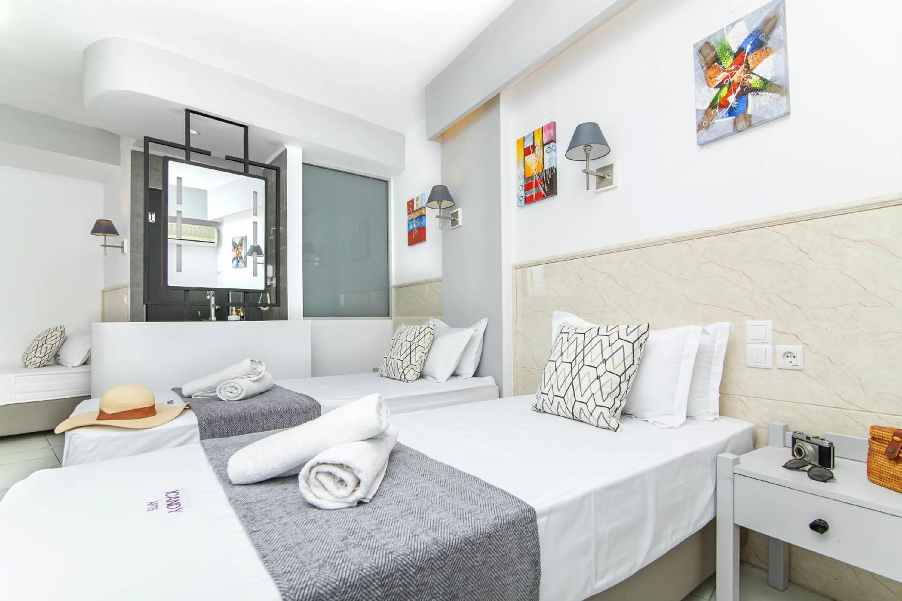 Photo of the whole room, Bed in ICandy Sol