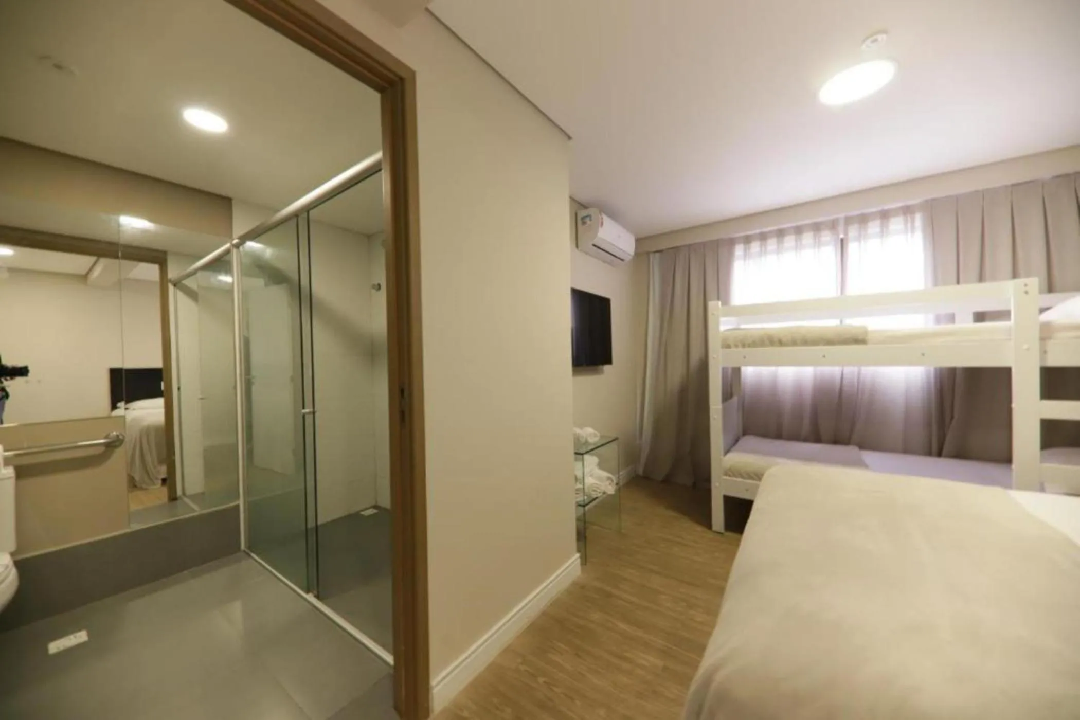 Shower, Bed in Easy Suites Natal Hotel