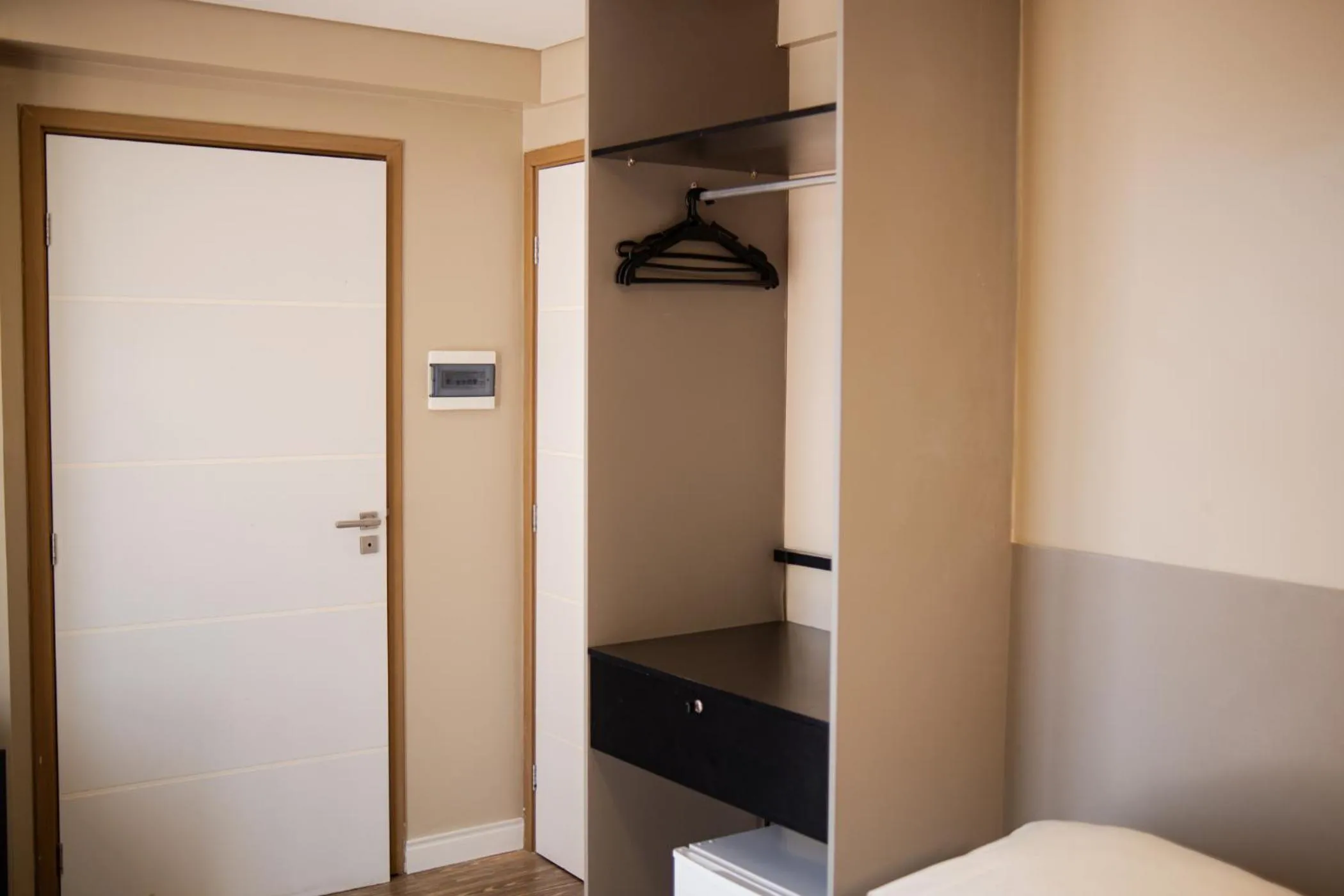 locker, Bed in Easy Suites Natal Hotel
