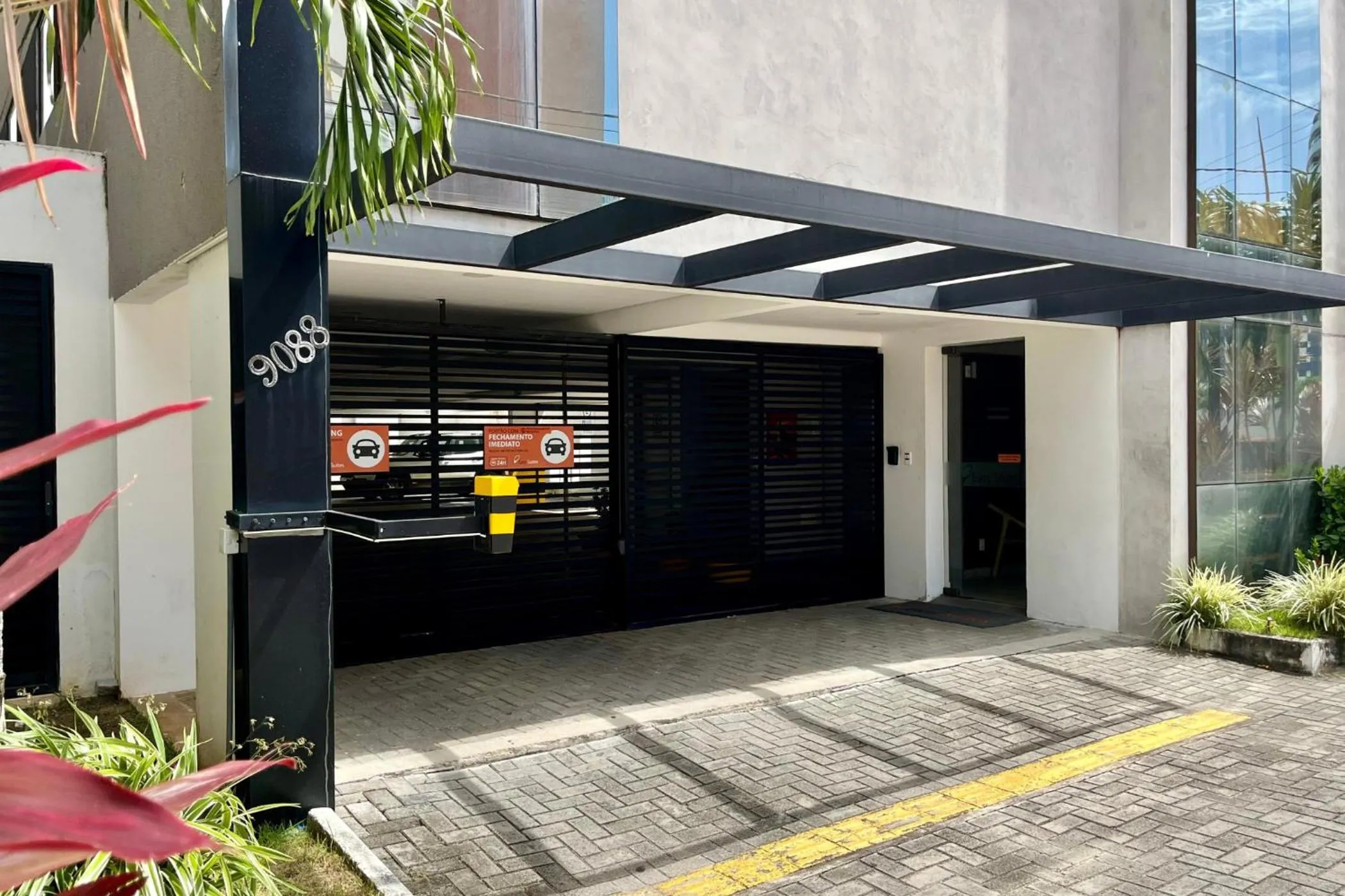 Parking in Easy Suites Natal Hotel