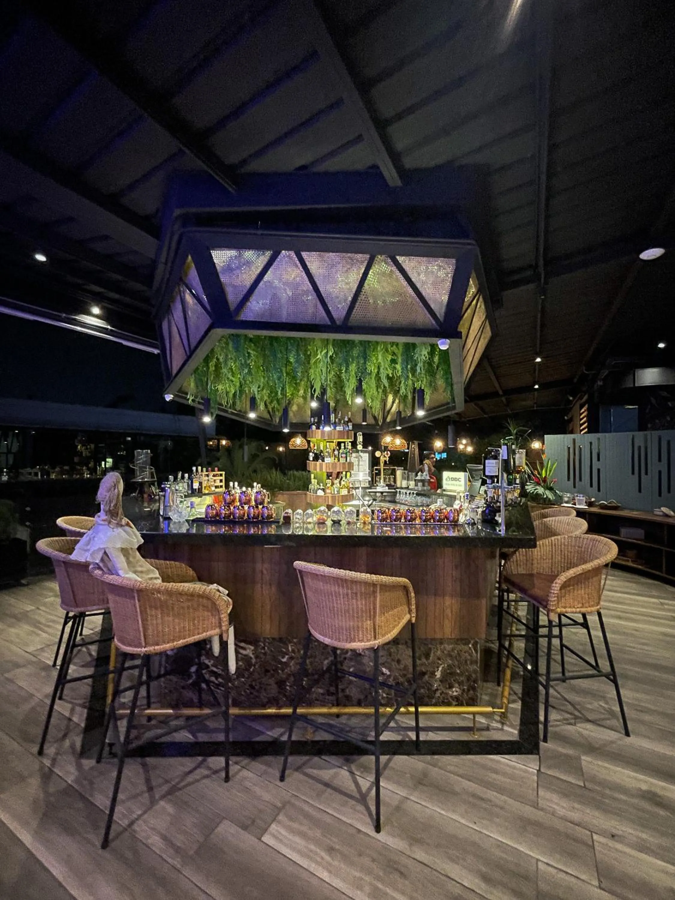 Restaurant/places to eat in FR Hotel