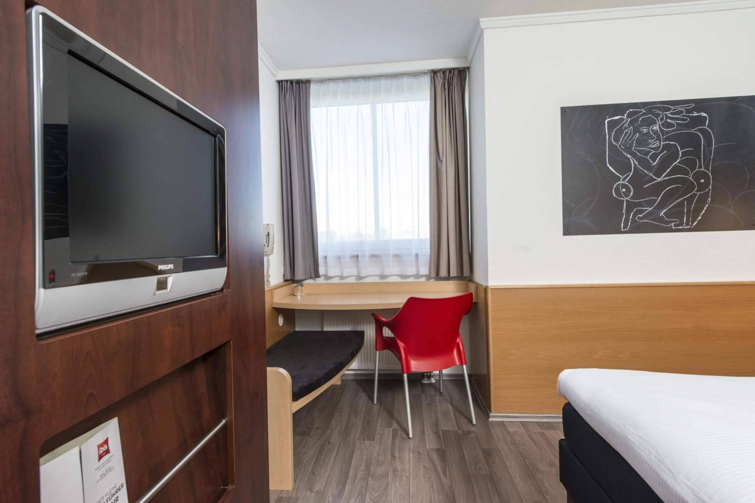 TV and multimedia, Bed in ibis Hotel Eisenach