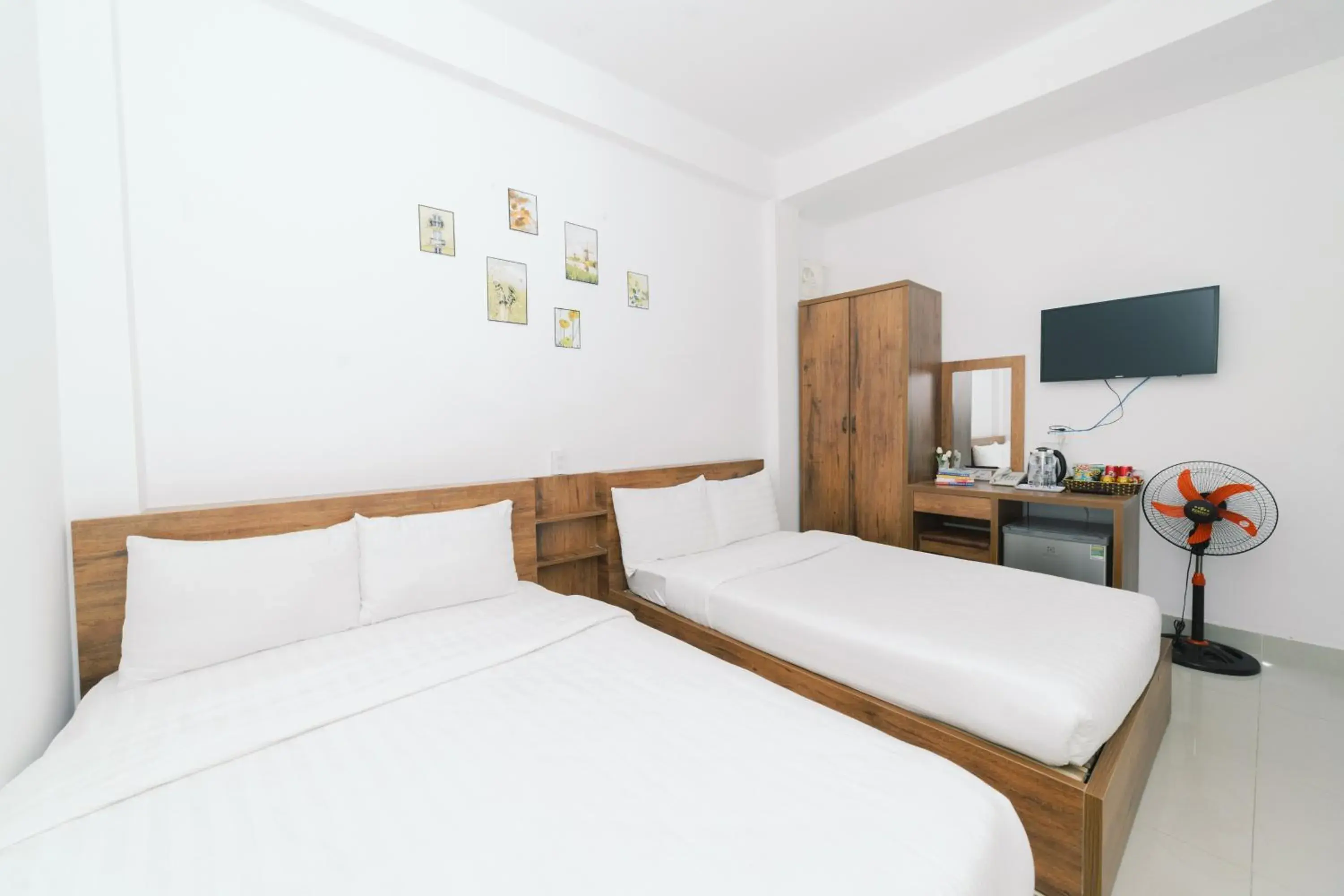 TV and multimedia, Bed in Mat Troi Vang Dalat Hotel TV and multimedia, Bed in Mat Troi Vang Dalat Hotel