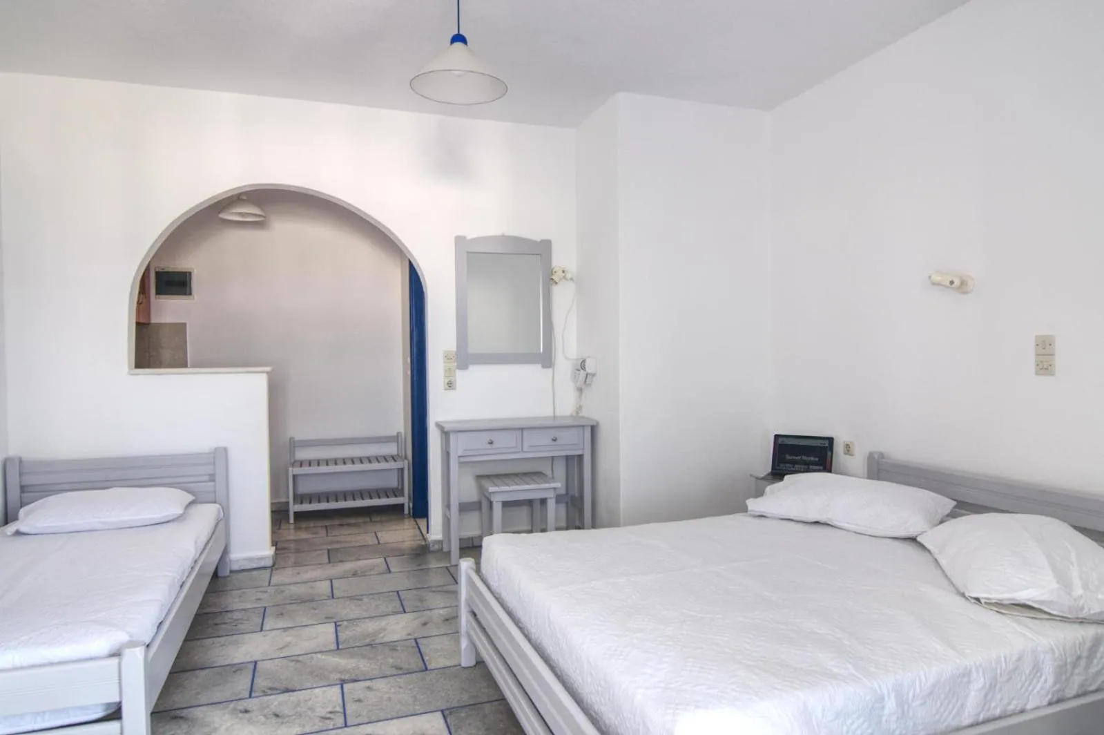 Photo of the whole room, Bed in Sunset