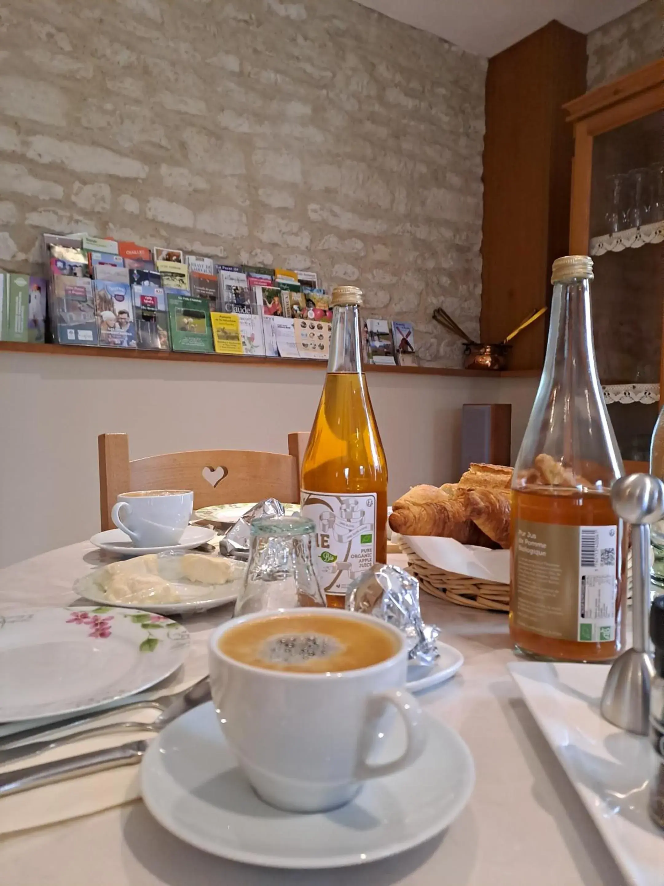 Breakfast in Chambres d'hôtes Le Clos Poli Breakfast in Chambres d'hôtes Le Clos Poli