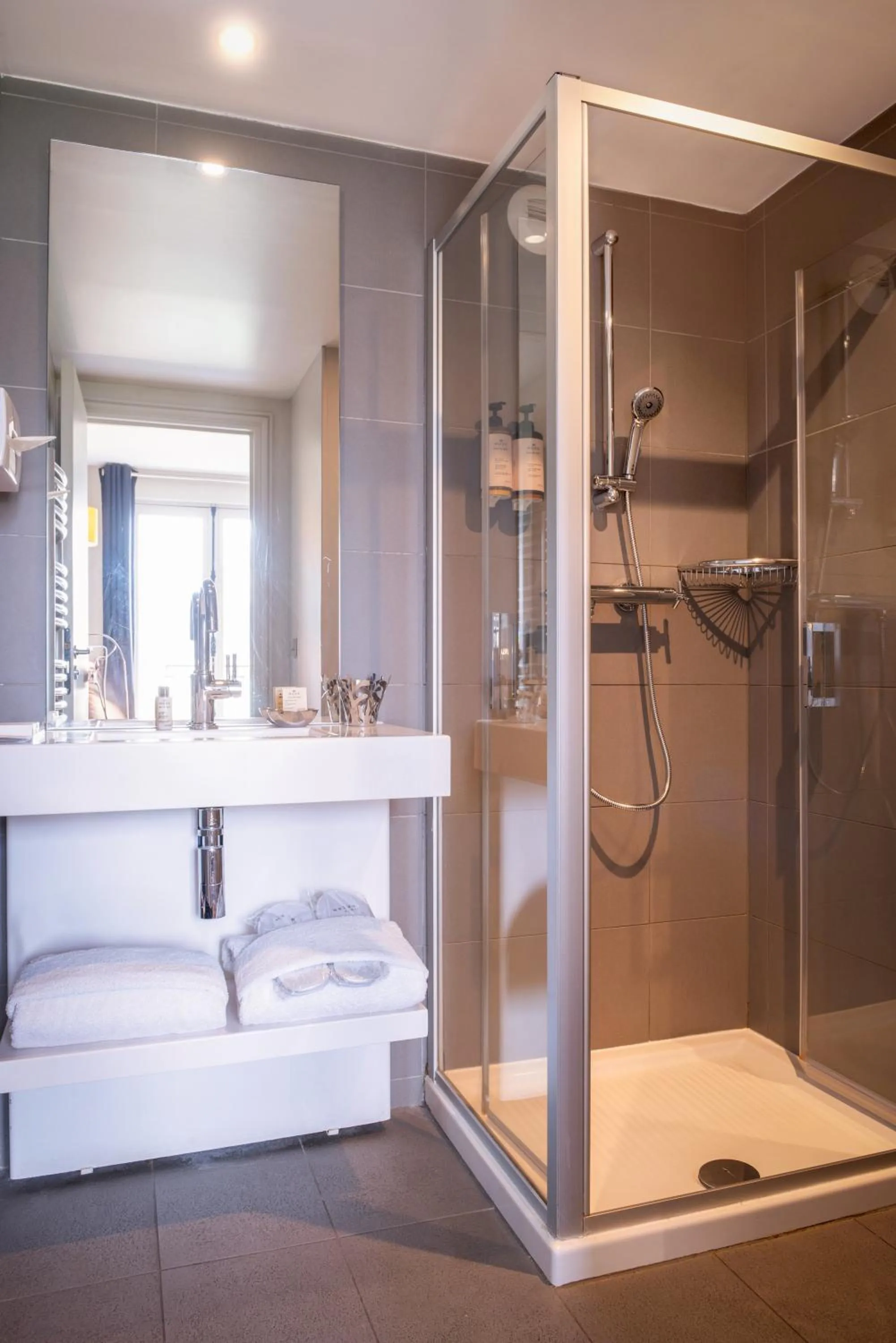 Shower in Hôtel Helzear Champs-Elysées