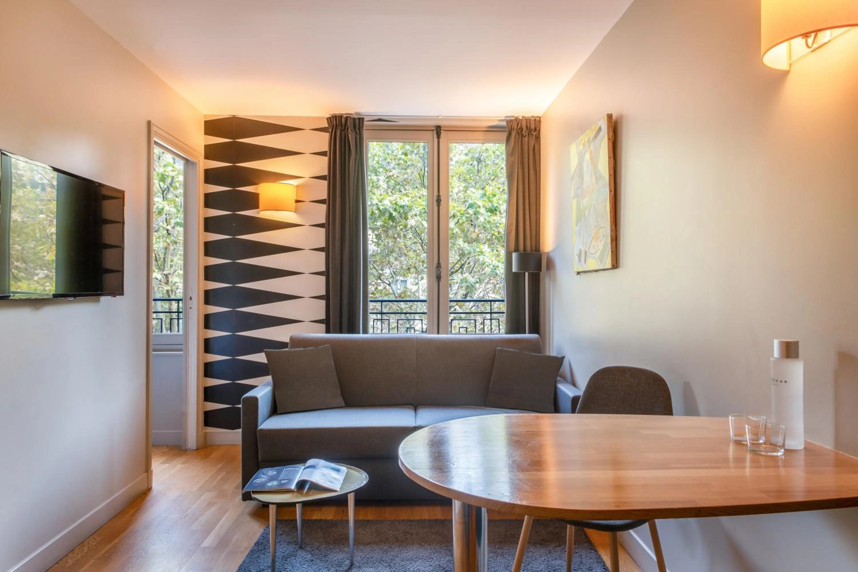 TV and multimedia in Hôtel Helzear Champs-Elysées