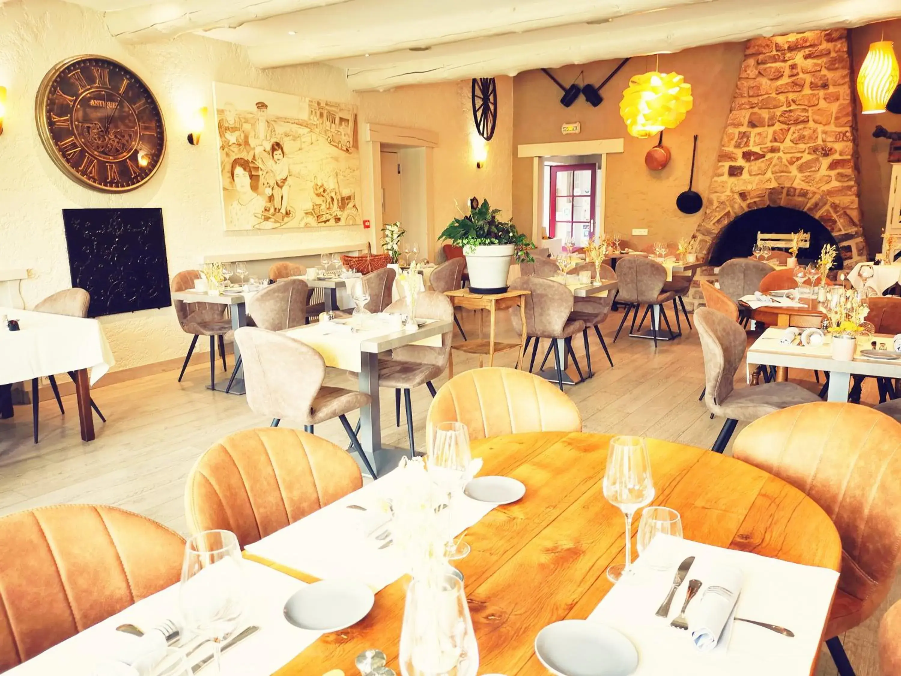 Logis Hôtel-Restaurant La Sapinière Logis Hôtel-Restaurant La Sapinière