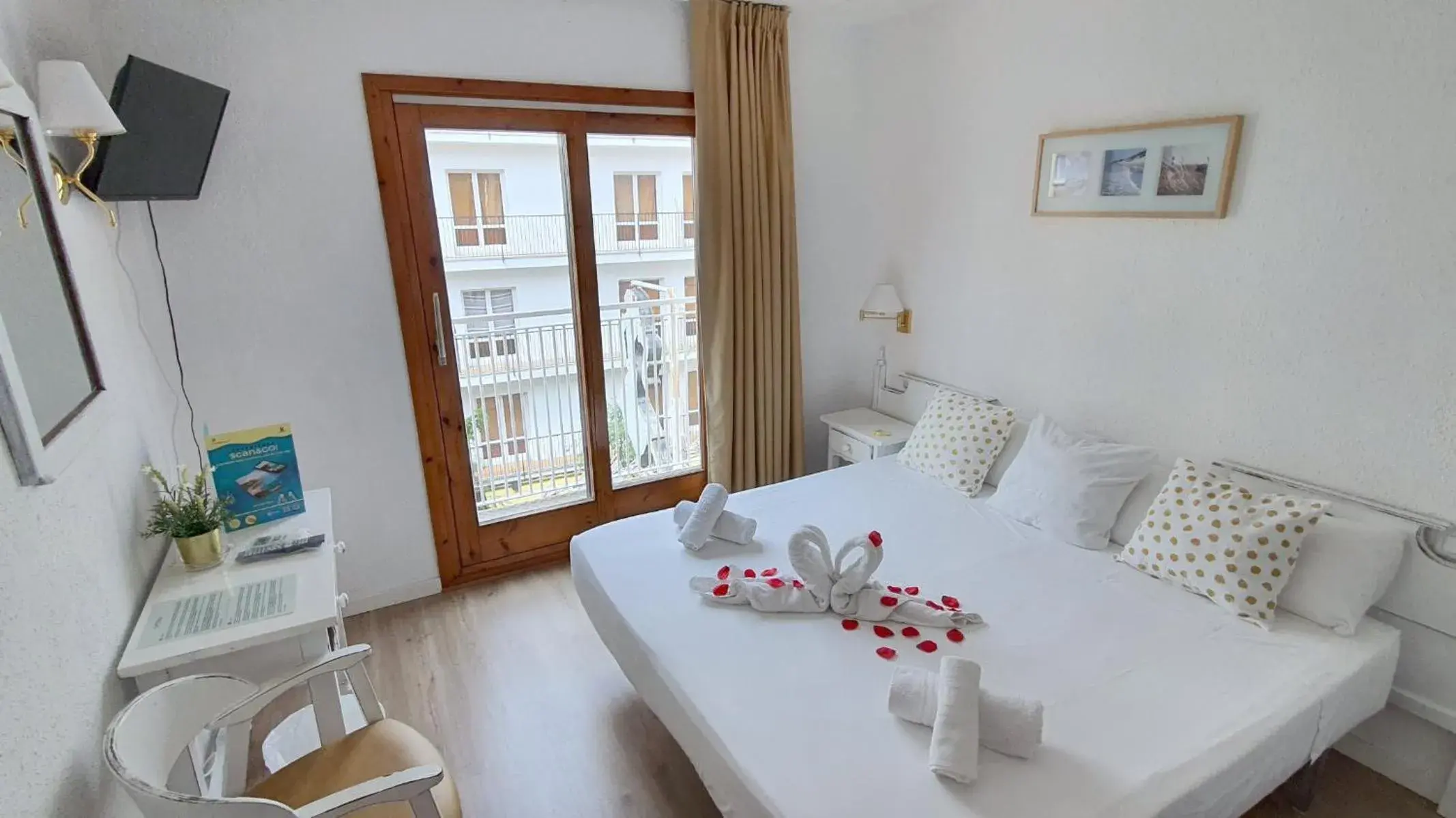Double or Twin Room with Balcony in Hotel Mireia Double or Twin Room with Balcony in Hotel Mireia