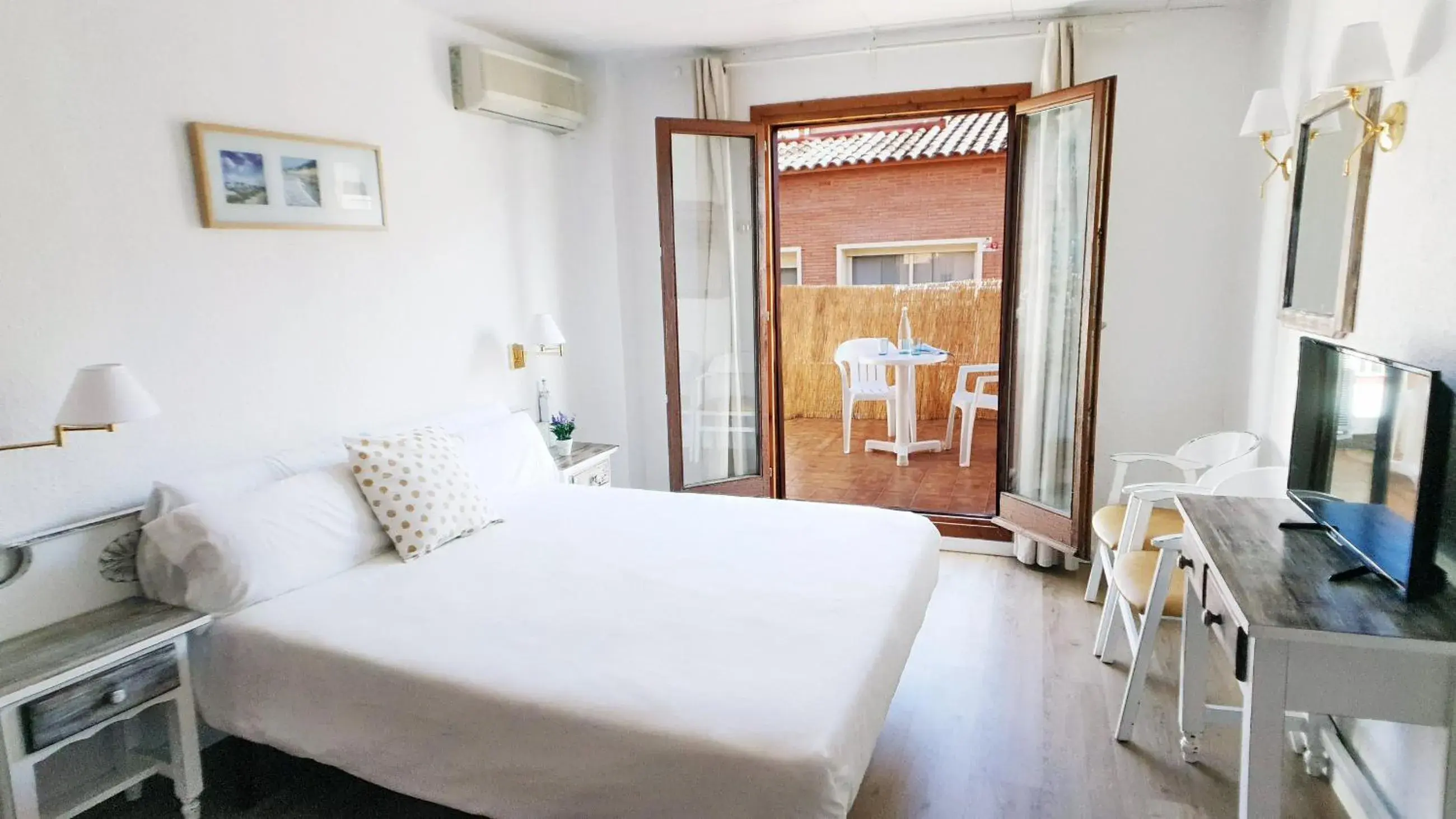 Double or Twin Room with Terrace in Hotel Mireia Double or Twin Room with Terrace in Hotel Mireia