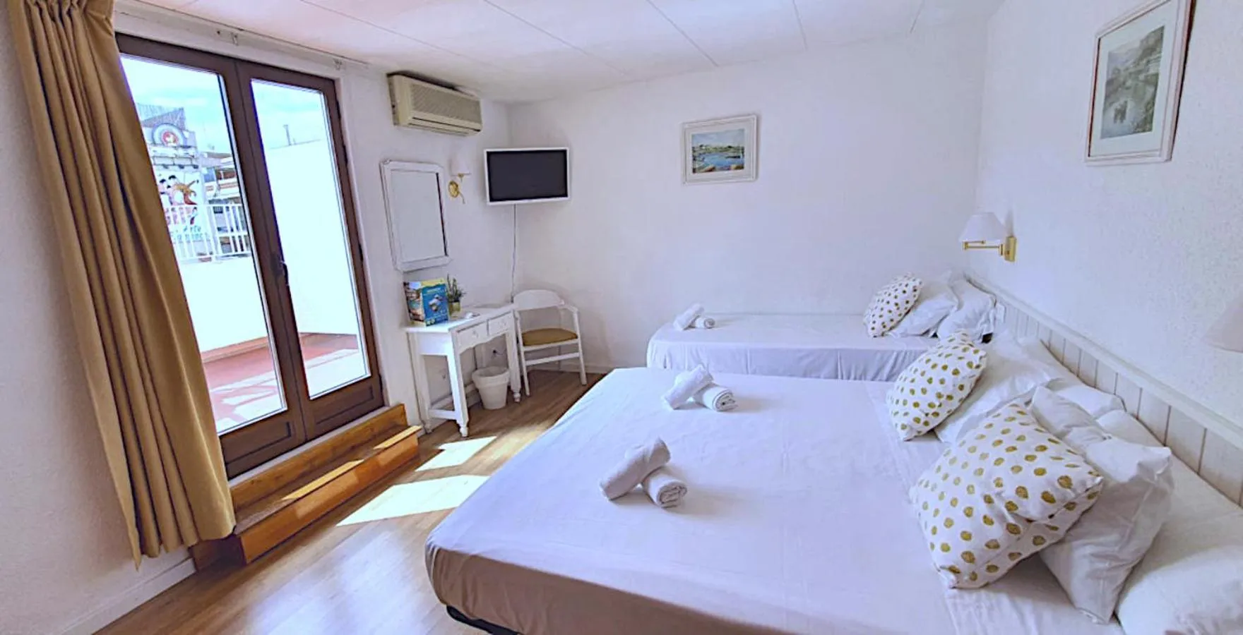 View (from property/room), Bed in Hotel Mireia