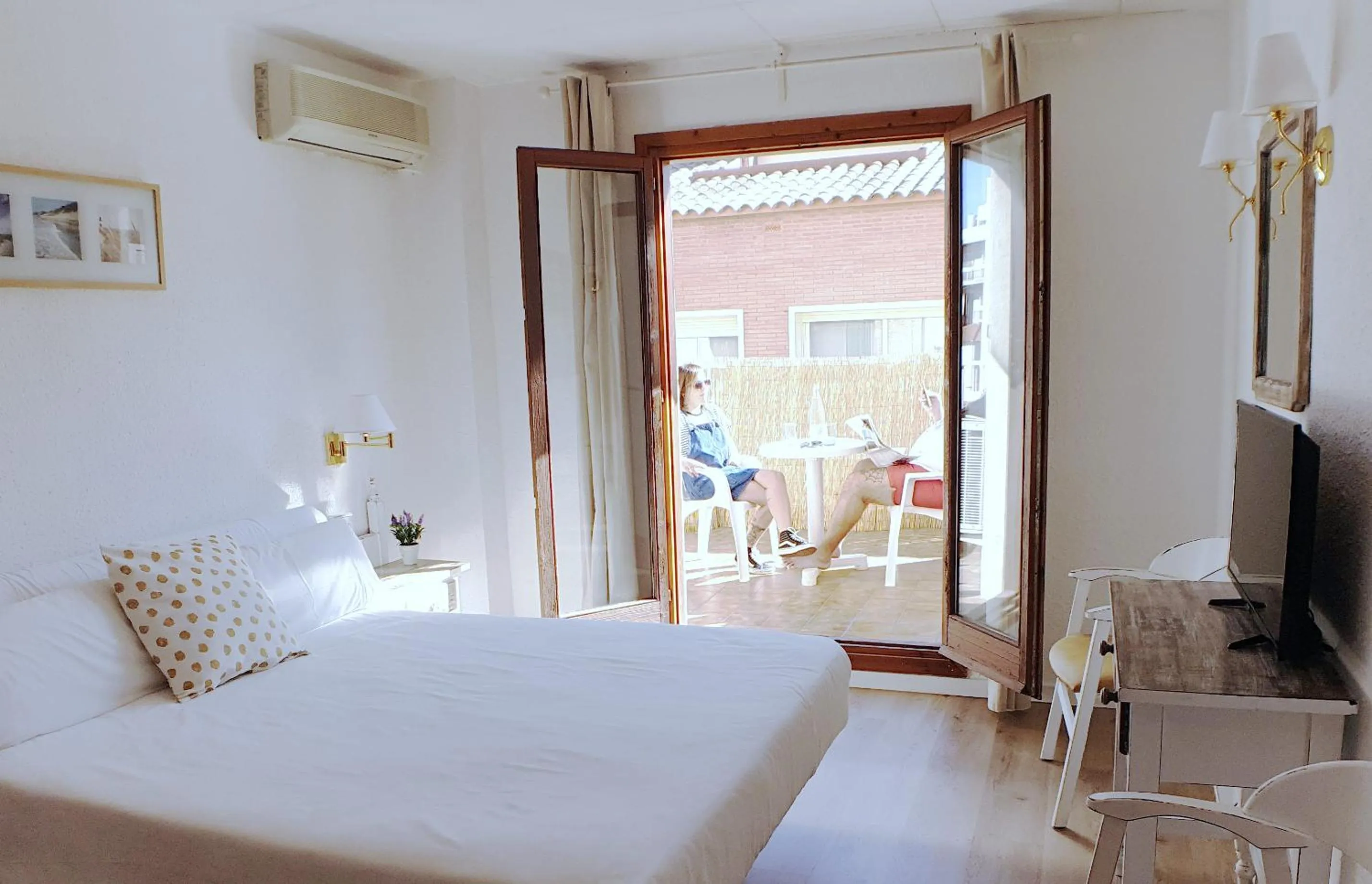 Balcony/Terrace, Bed in Hotel Mireia